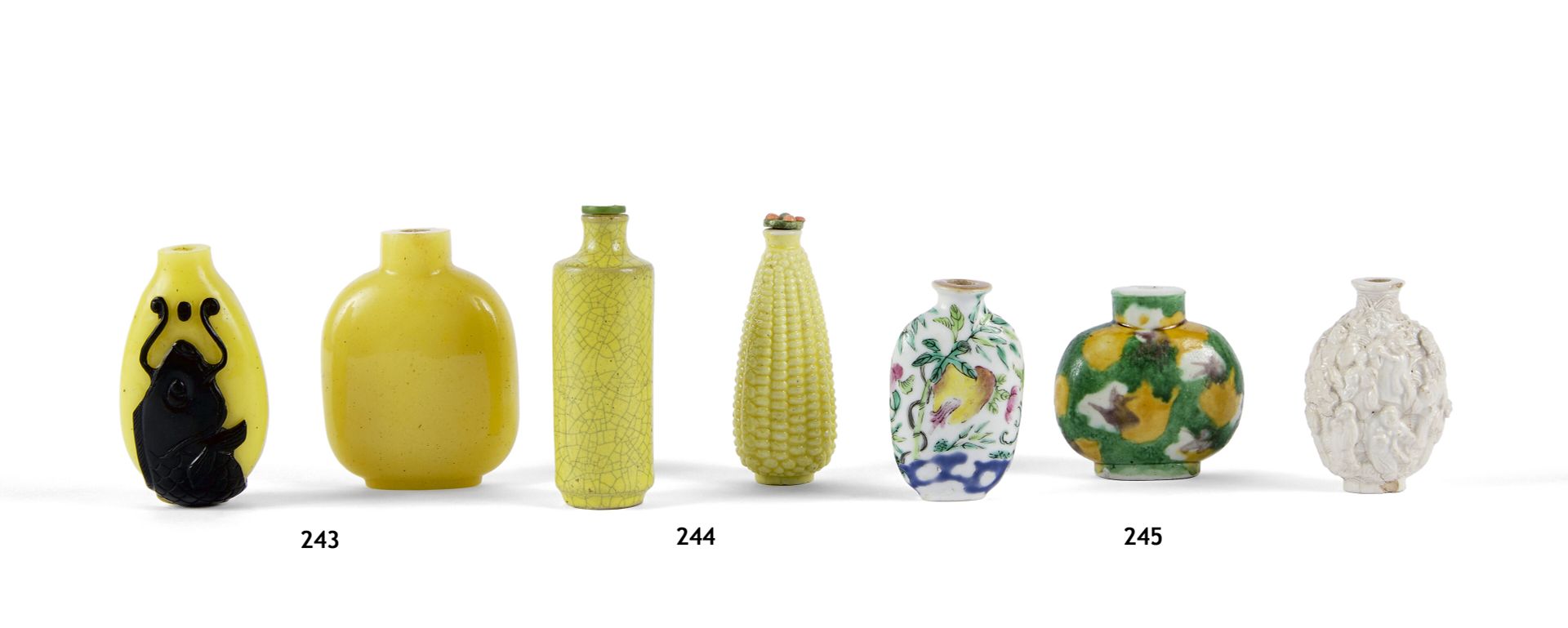 Null 中国 - 19世纪
玉米棒形状的黄釉瓷鼻烟壶。
高：7,3厘米
绿色的盖子上装饰着小的珊瑚凸圆形，形成一个顶点。 
黄釉瓷鼻烟壶，有裂纹的珐琅边，高：&hellip;