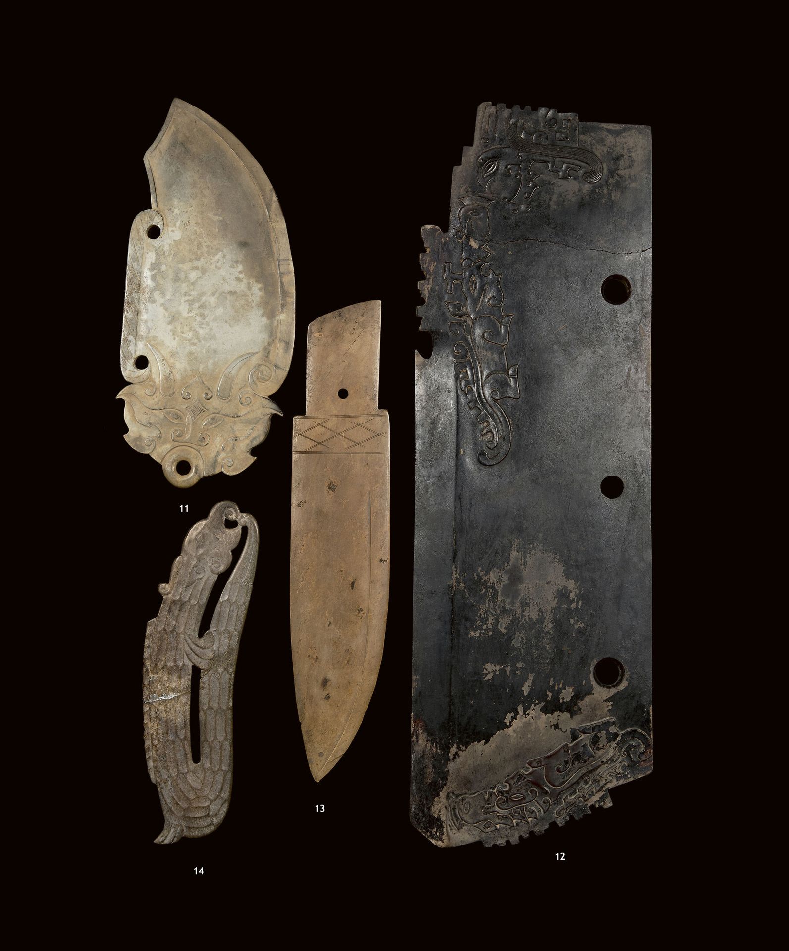 Null 中国 - 周代 (公元前1046-256年)
米色玉石（软玉）的礼器斧头（ge），浅浮雕的几何图案。
(缺失)。
长度：34厘米
出处：Hôtel d&hellip;