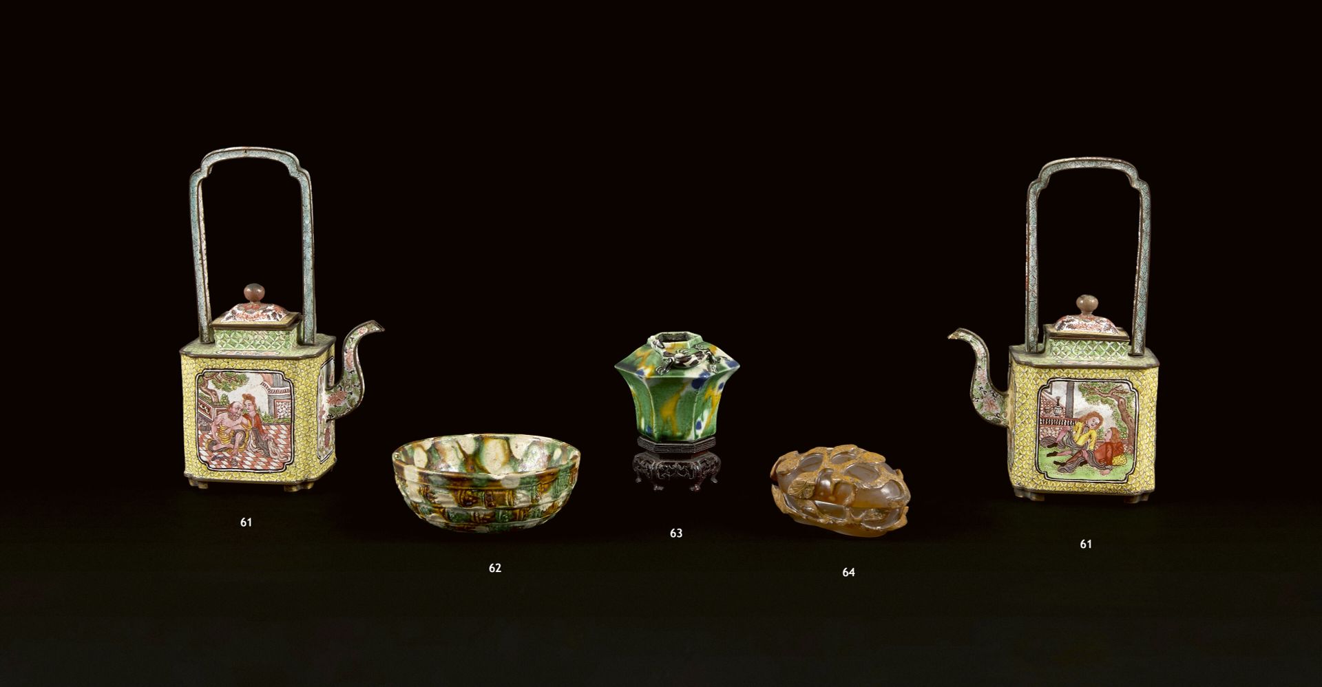 Null 中国 - 18世纪
蓝、绿、黄釉瓷器六角形笔筒，称为 "三彩"，肩部饰有棕色珐琅彩的麒麟爬上颈部。
(裂缝，烧制缺陷）。
高：5,6厘米
木质底座。
&hellip;