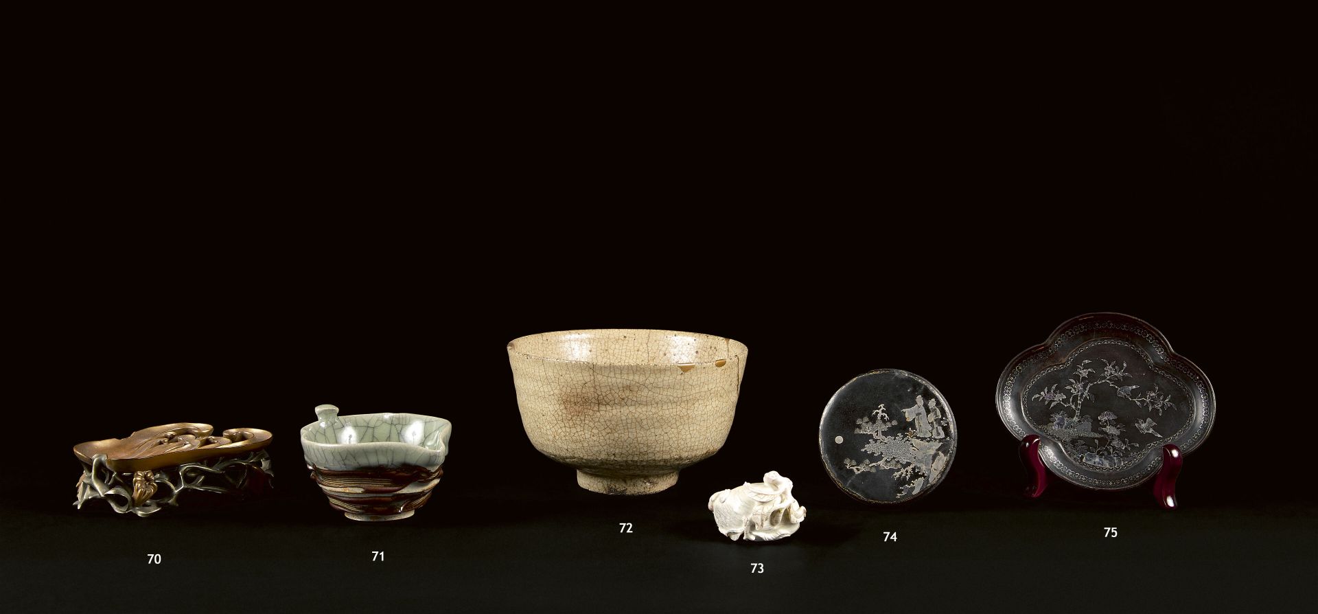 Null 日本 - 明治时期 (1868-1912)
一个炻器碗，有裂纹的青瓷釉和横向的棕色釉条纹，唇部有一个纽扣形成一个手柄。在背面，有一个印章。
(芯片)。&hellip;