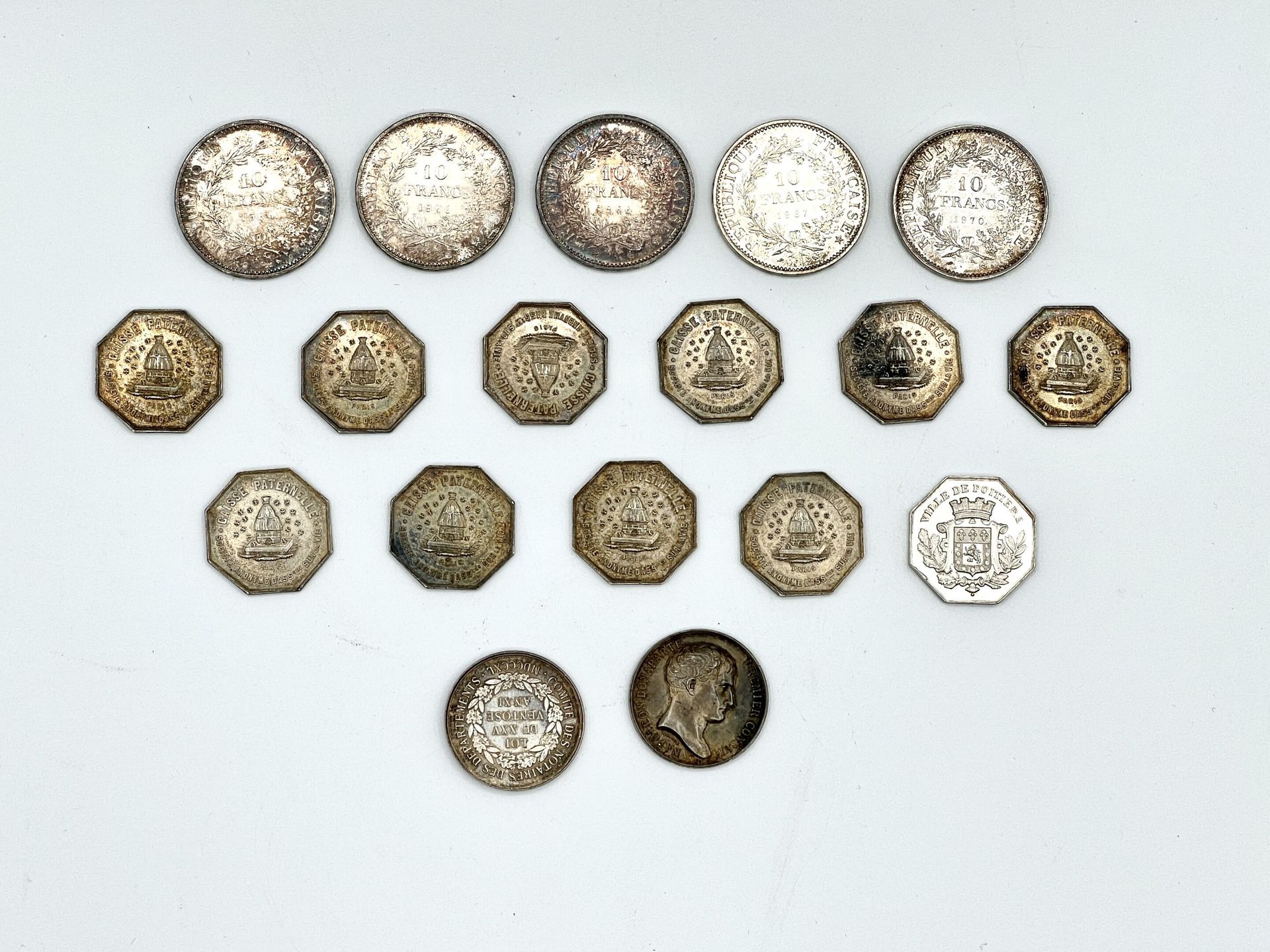 Null 一套银币包括: 
- 五枚10法郎硬币（1966-1967-1970）。 
- 十枚 "Caisse paternelle "代币 
- 一枚 "Ca&hellip;