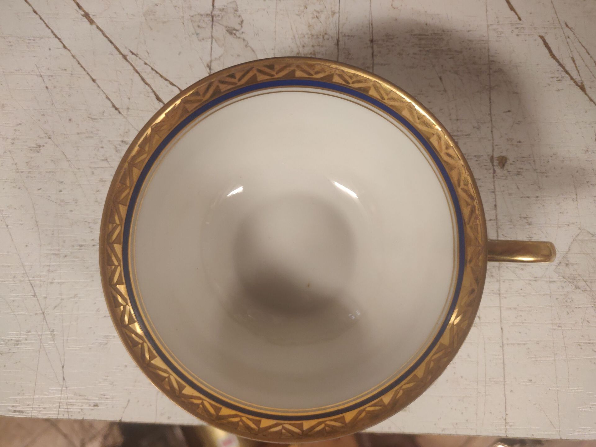Null 帝国风格的利摩日瓷器茶具，包括八个杯子，九个茶托和九个甜点盘。