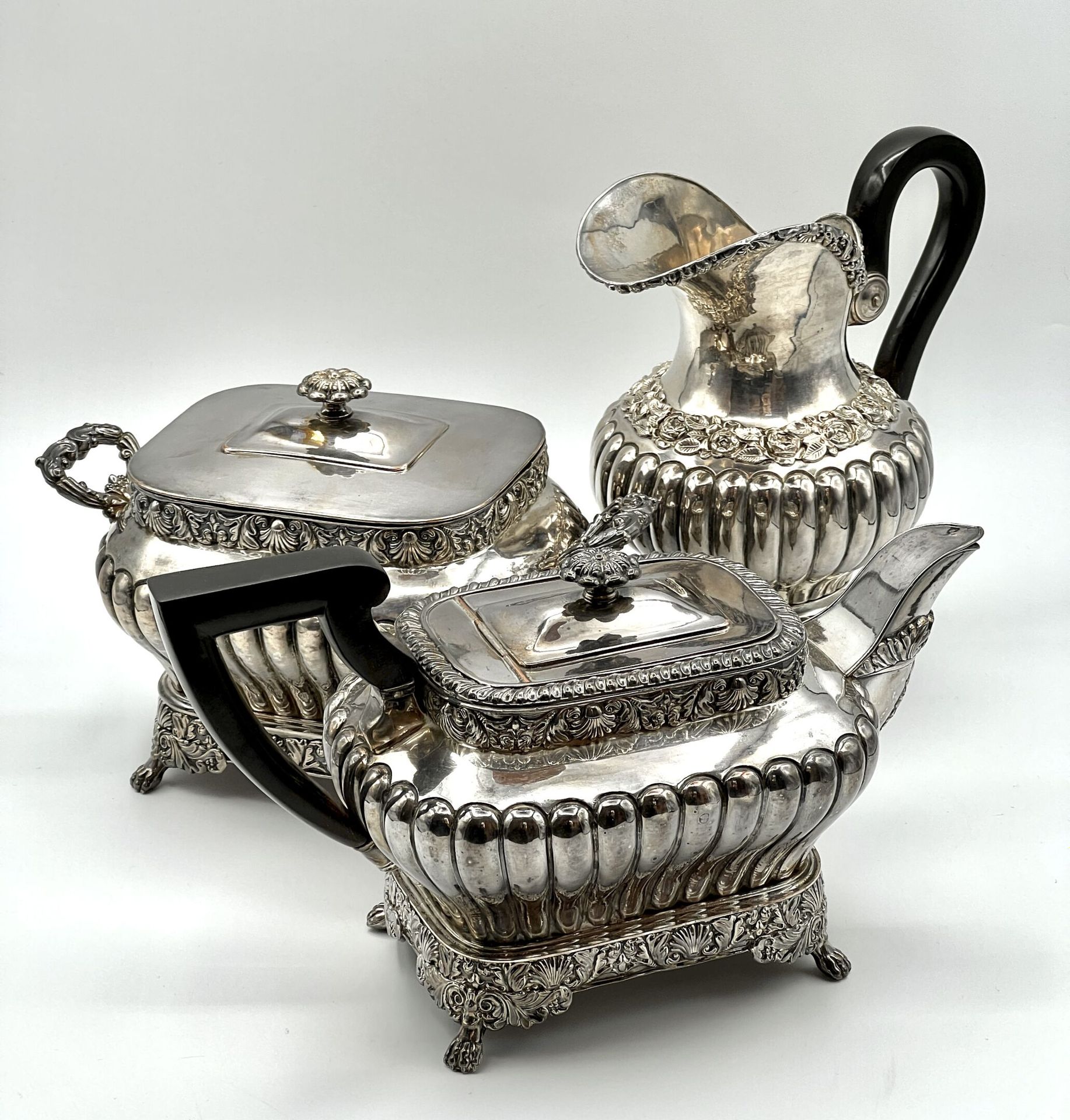 Null TEA SERVICE in silver plated metal including : 
- Coffee pot
- Milk jug
- C&hellip;
