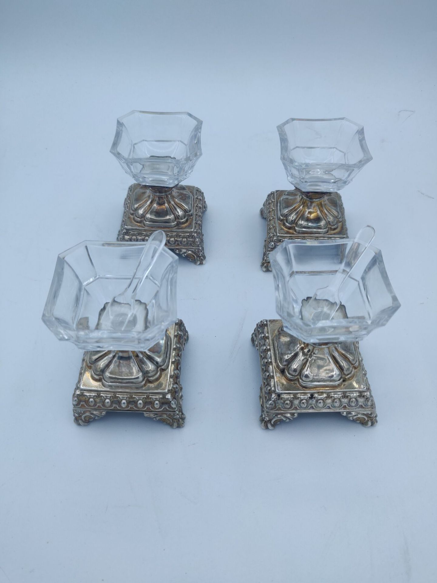 Null Conjunto de CUATRO SALONES de cristal con montura de plata. Minerva.
Siglo &hellip;