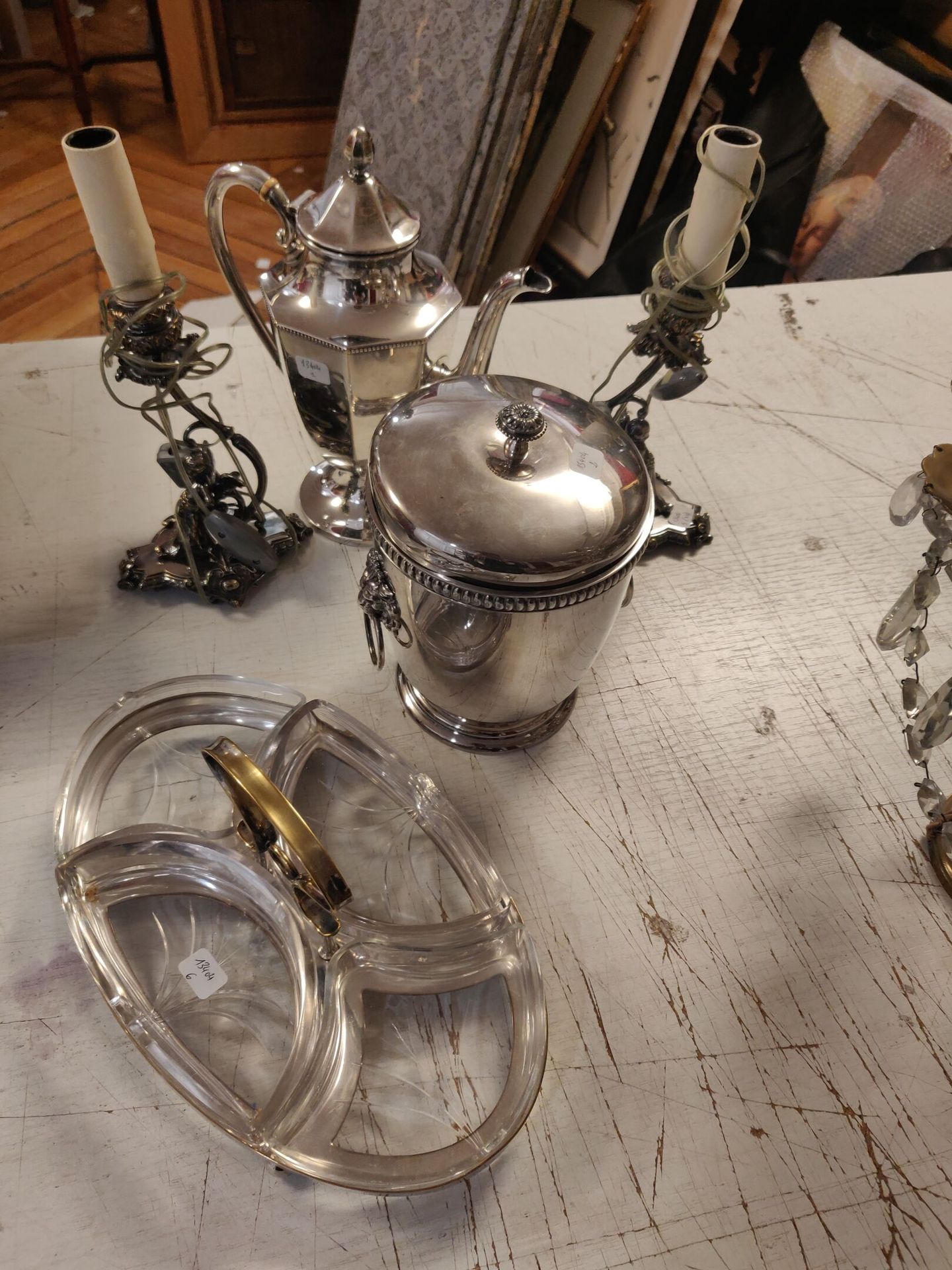 Null LOT including: 
Coffee pot in silver plated metal, champagne bucket in silv&hellip;