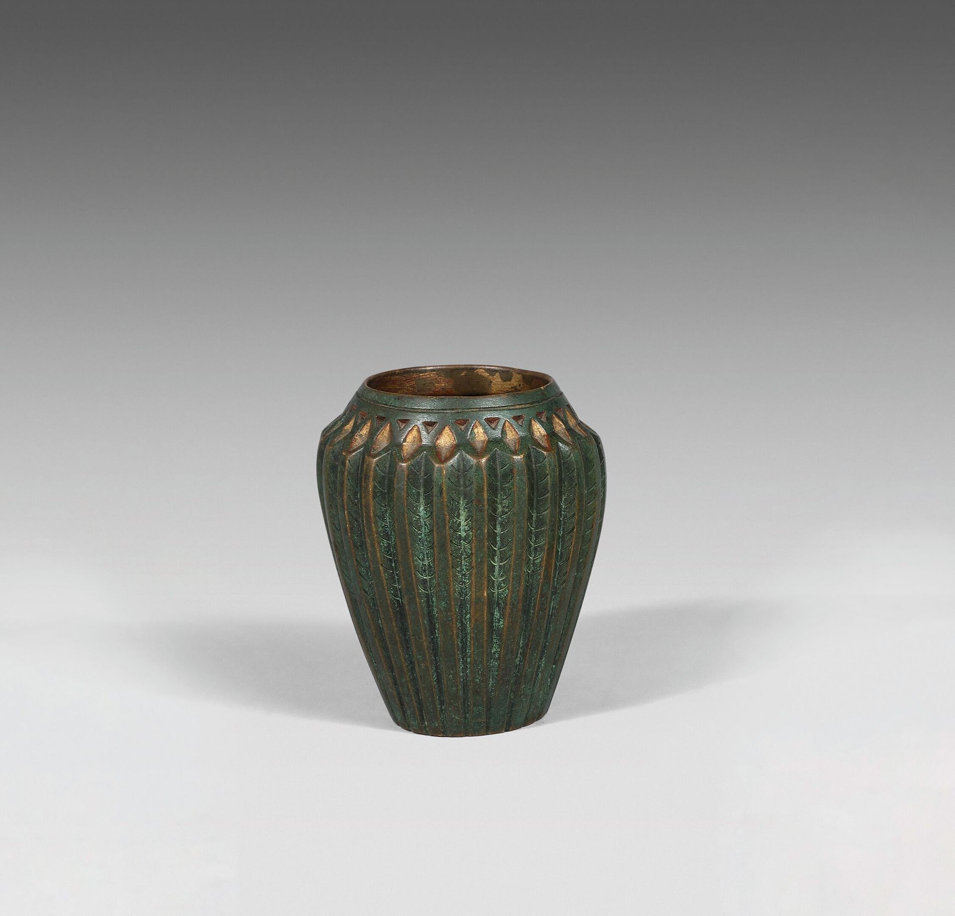 Null 让-杜南 (1877-1942)
一个肩部膨胀的小圆锥形花瓶。青铜材质的证明，带有绿色铜锈和鎏金，旧版铸造。镂空装饰的风格化的叶子。
有 "J.D "&hellip;