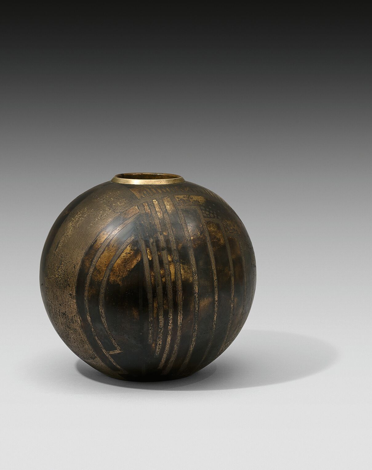 Null 让-杜南 ( 1877-1942 )
黄铜圆柱形花瓶，带有完全氧化的几何装饰，并镶嵌有银。圆柱形的内杯。
签名为Jean Dunand，编号为5365&hellip;