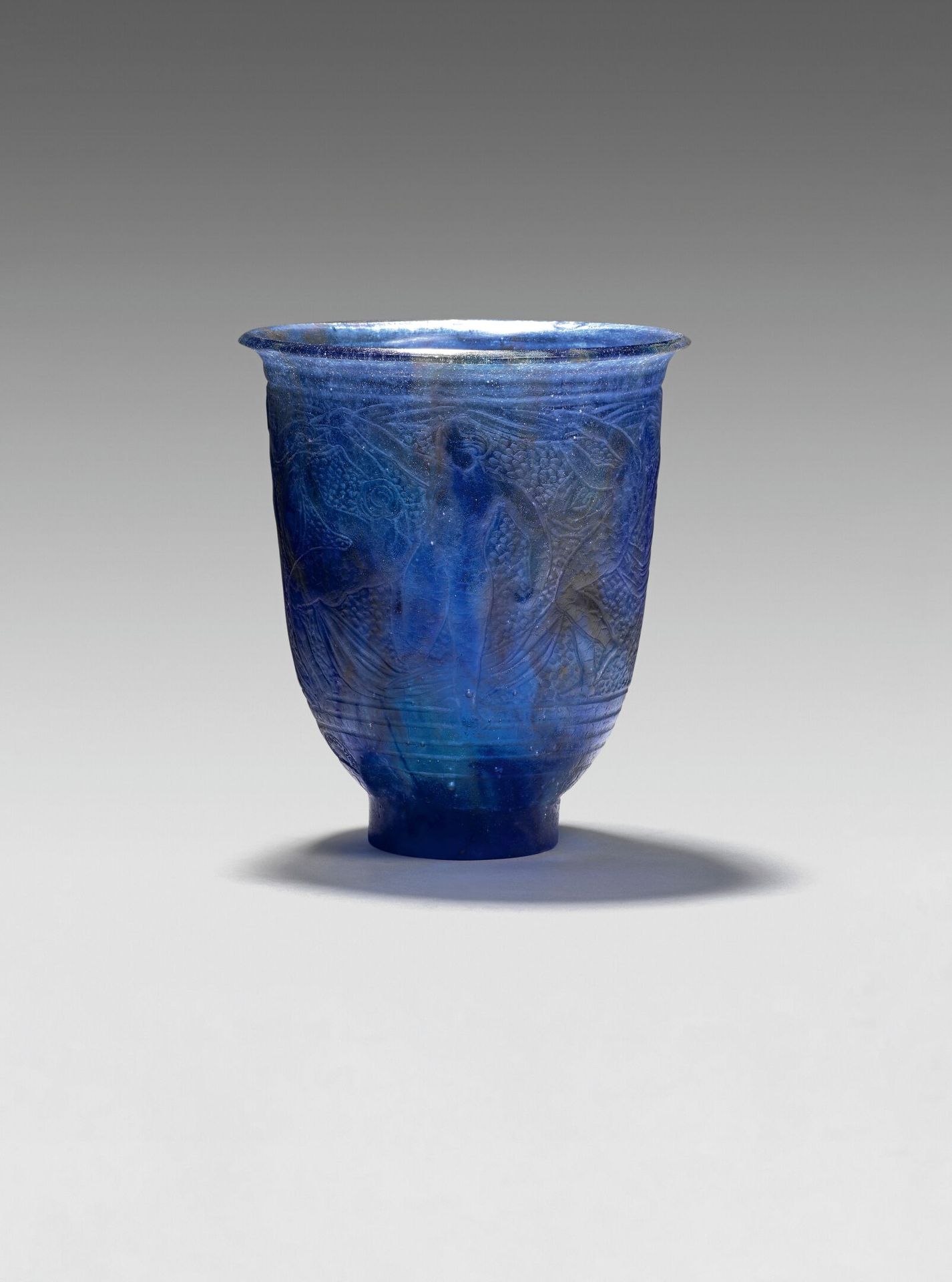 Null François-Émile DECORCHEMONT (1880-1971) 
高脚杯 "Danseuses"，蓝色阴影玻璃膏（颈部领口下有小缺口）&hellip;