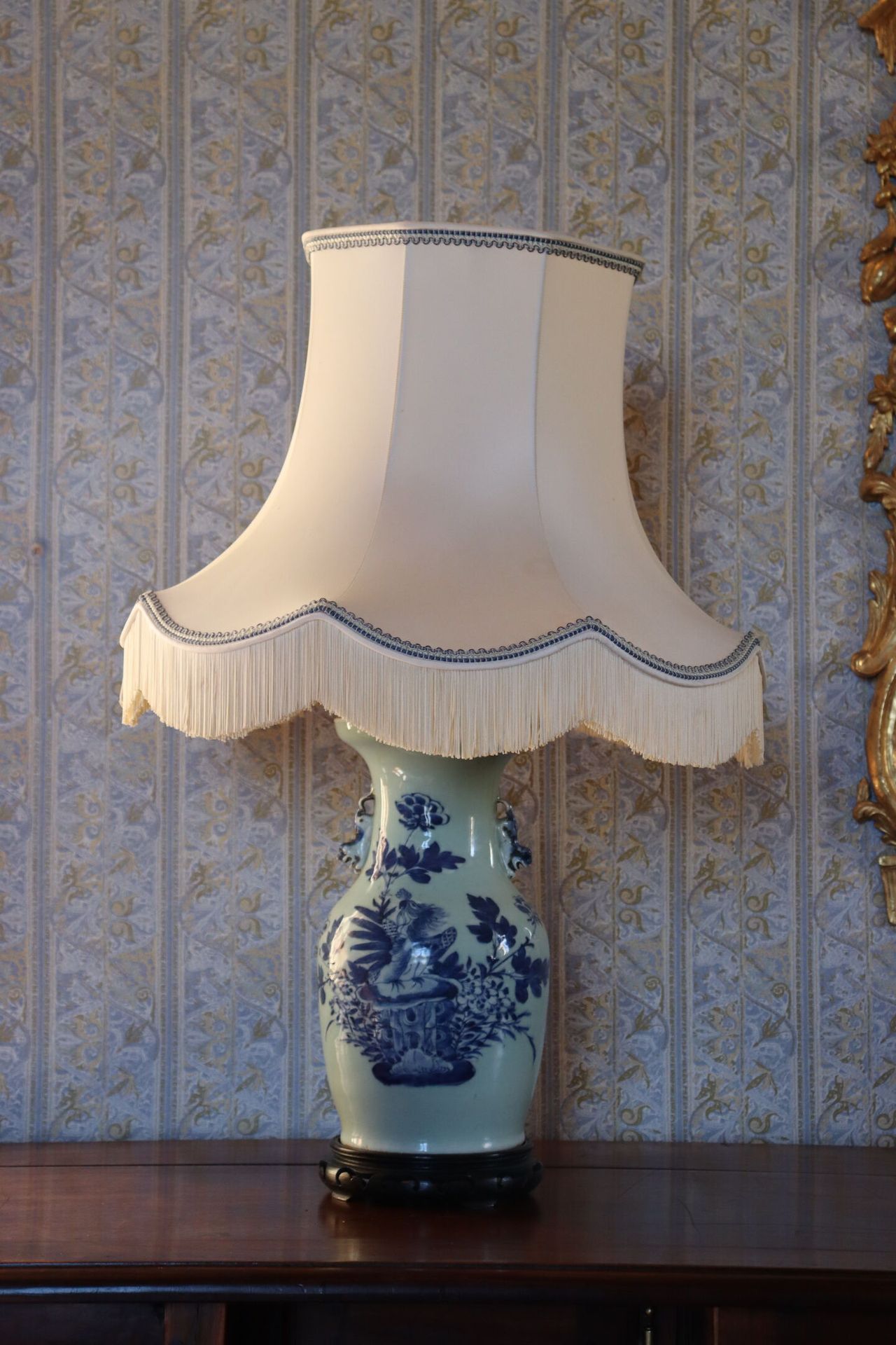 Null 中国瓷器柱形花瓶，装饰有青花瓷背景的鹰和花。
高度：34厘米
安装成一盏灯。