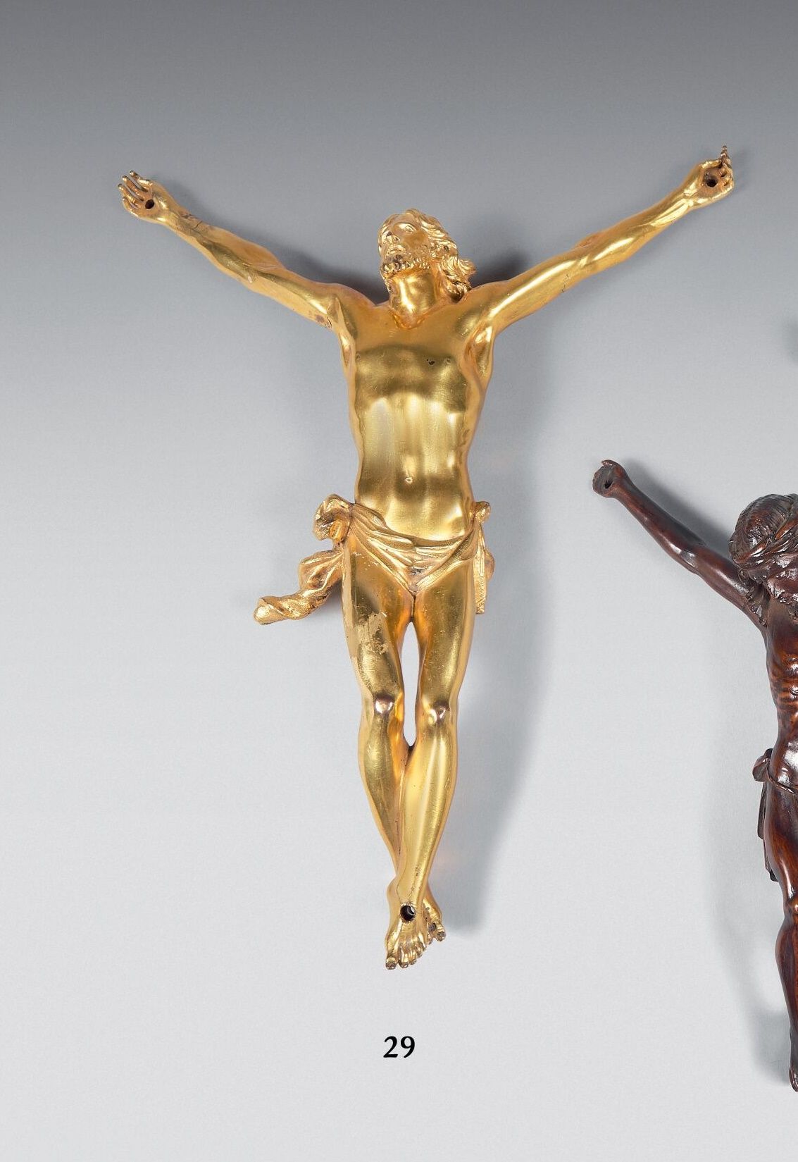 Null Cristo en bronce dorado con perizonium cincelado.
Altura: 25 cm