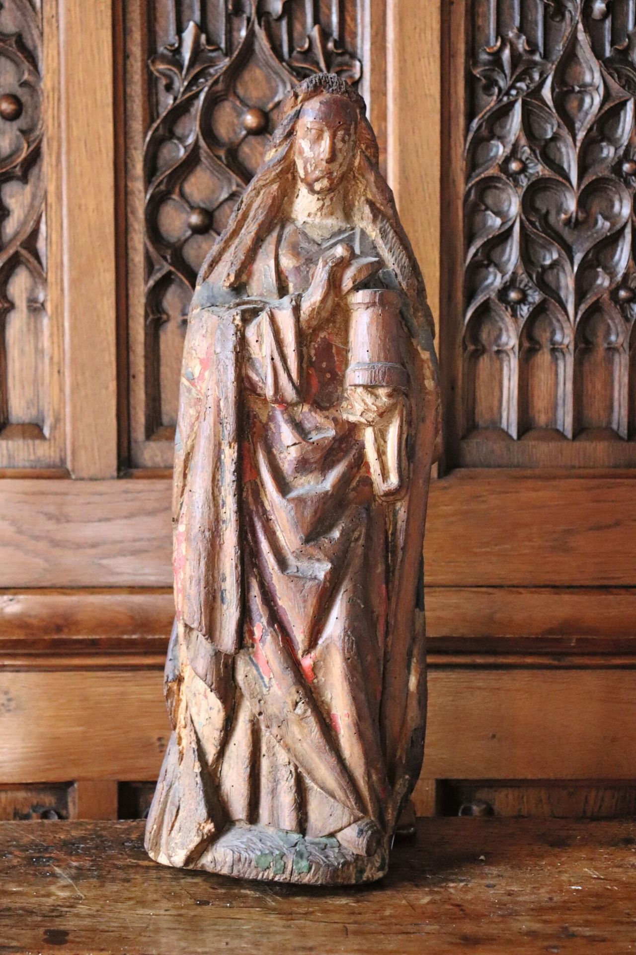 Null 描绘圣玛莎的雕像，用古老的多色木头拿着她的药膏罐。
16世纪。
(事故）。
高度：38厘米