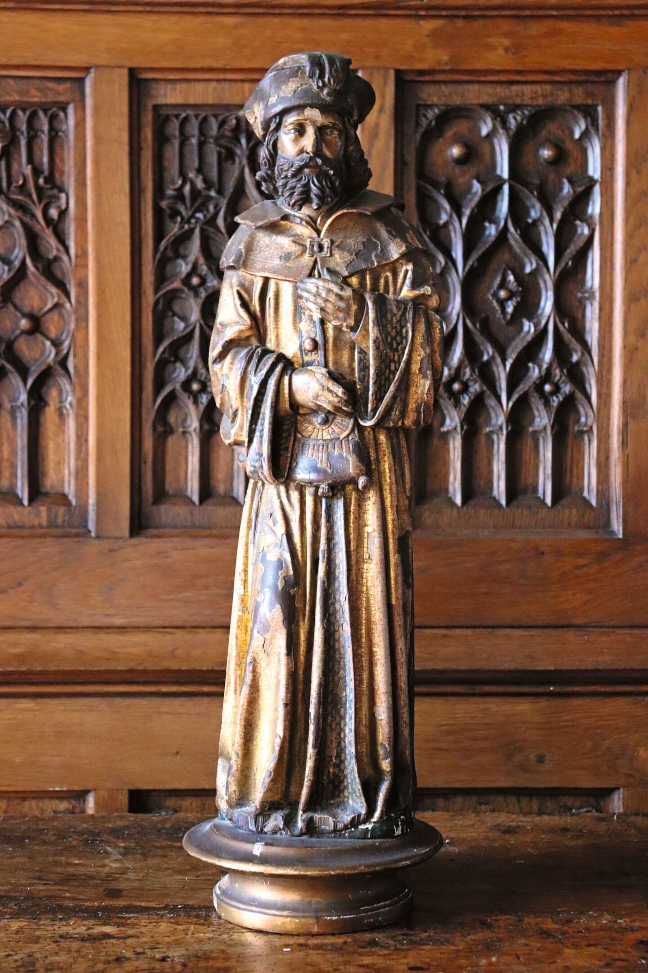 Null 描绘亚利马太的圣约瑟夫的雕像，采用多色和镀金的木头。
16世纪的西班牙-佛兰德人作品。
(损坏）。
高度：58厘米