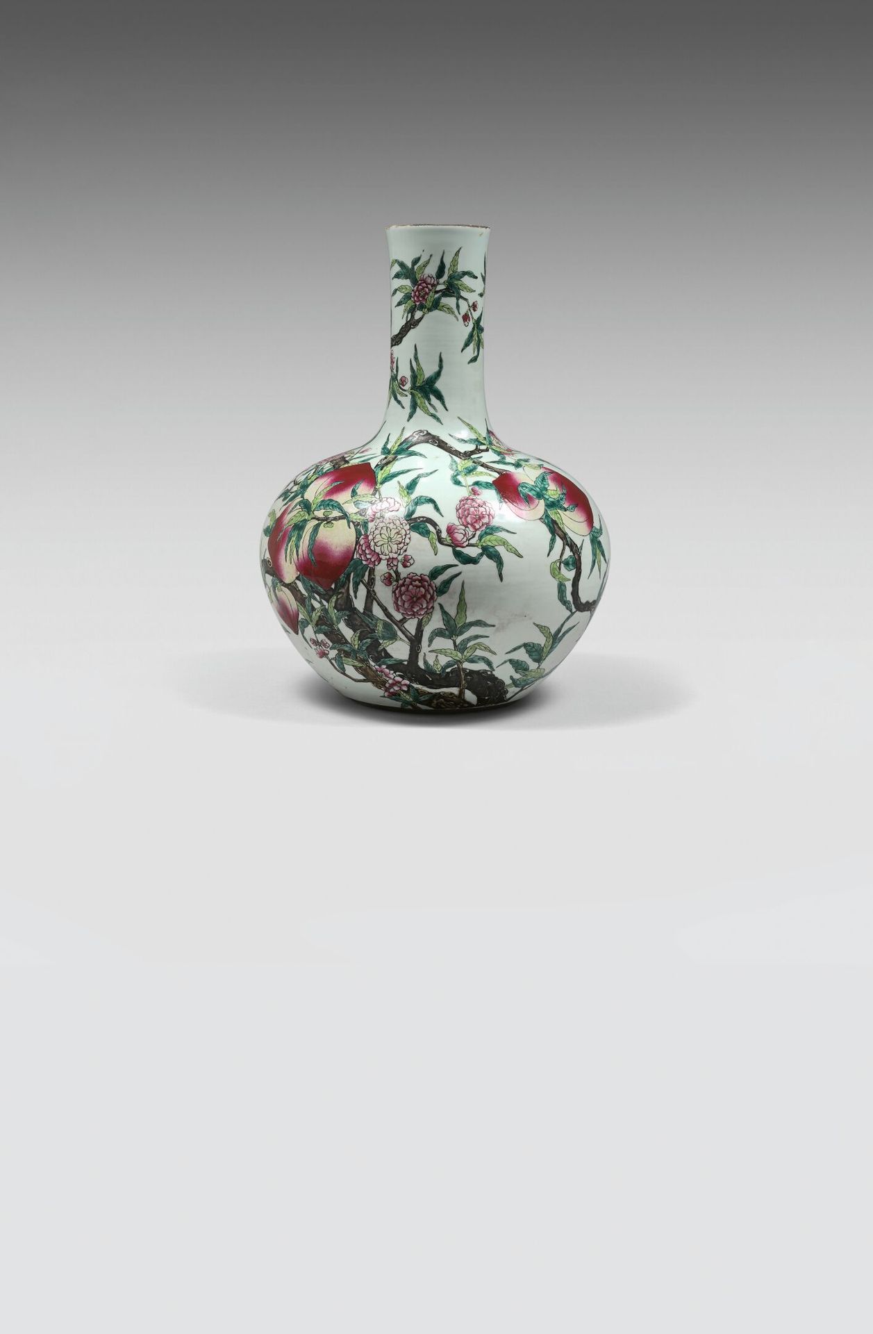 Null 中国 - 约1900年
天秋坪瓷瓶，以Famille Rose多色珐琅彩装饰，有两只蝙蝠在九个桃子中飞舞，叶子和花。背面有釉里红六字篆书 "乾隆 "字&hellip;