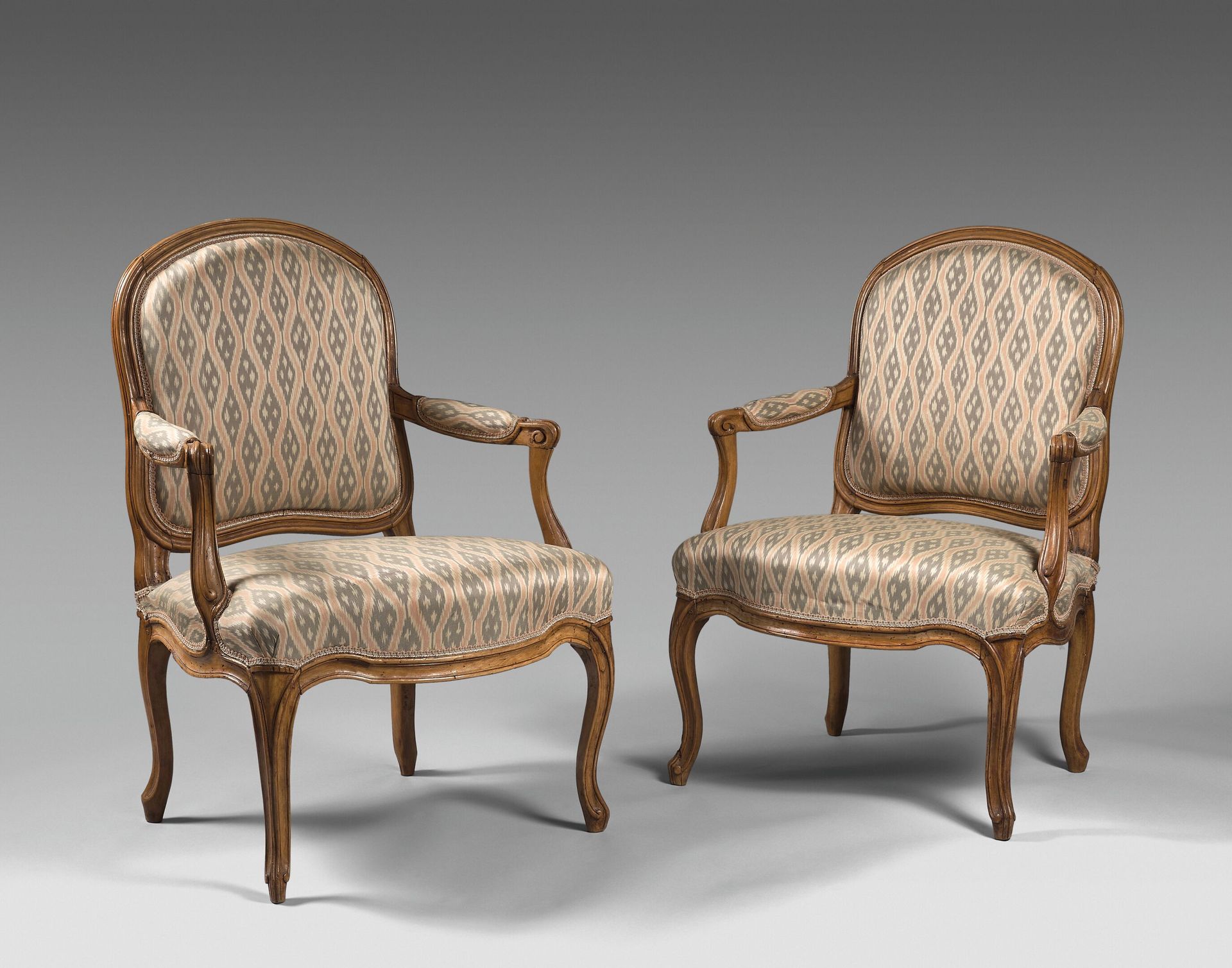 Null Pair of curved flat-back armchairs in molded beech. Armrests with cuffs. Ri&hellip;