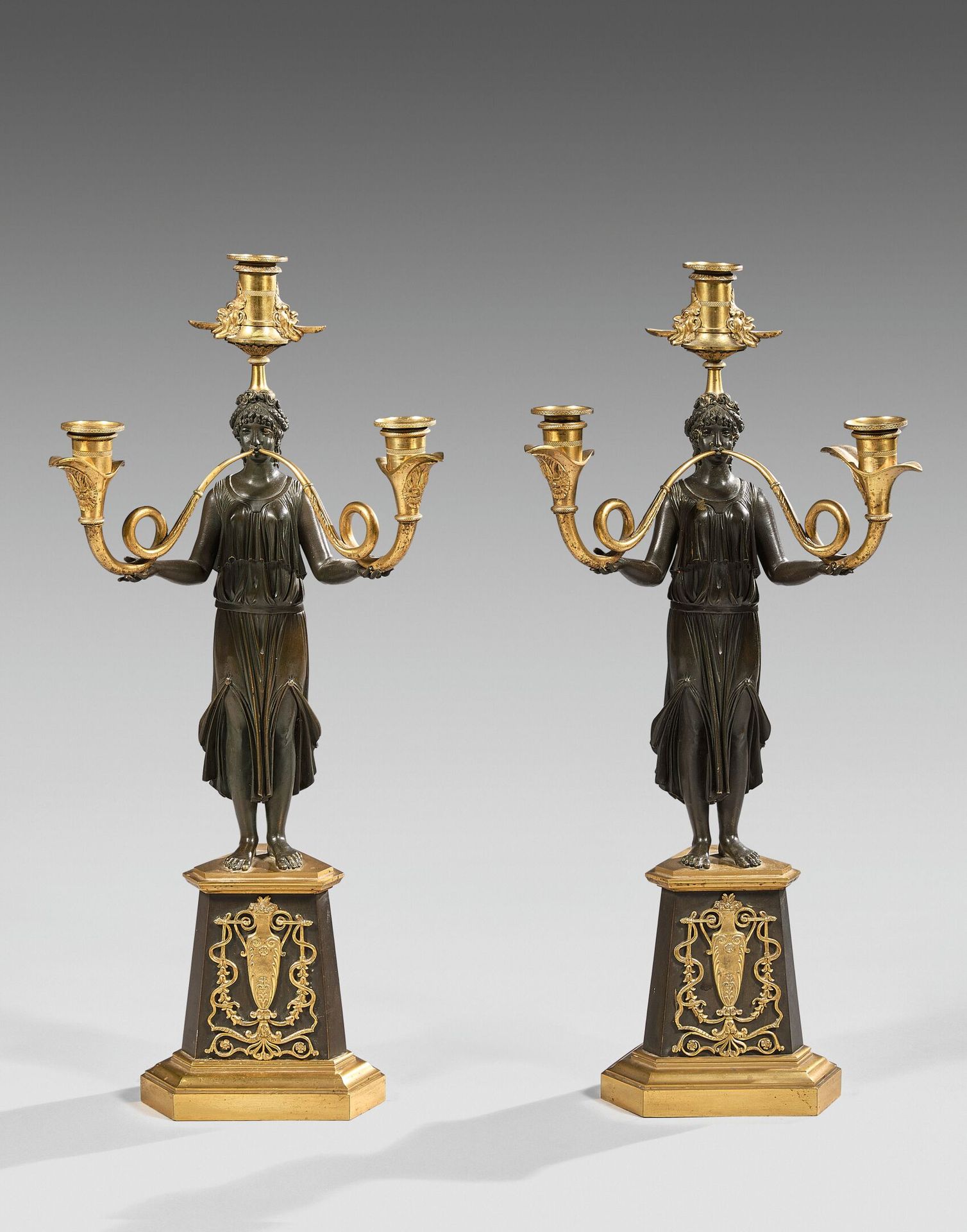 Null Paire de grands candélabres à trois lumières en bronze doré et bronze patin&hellip;