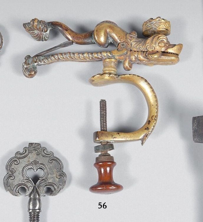 Null Mordaza de bronce, acero y boj en forma de delfín coronado. 
Siglo XIX.
Lon&hellip;