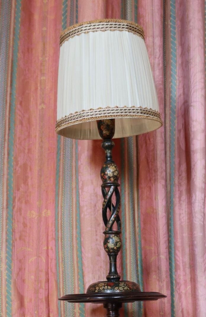Null 小型镂空扭曲的木制火炬，装饰有波斯风格的多色花。
英国，18世纪。
(作为一盏灯安装）。
高度：52厘米