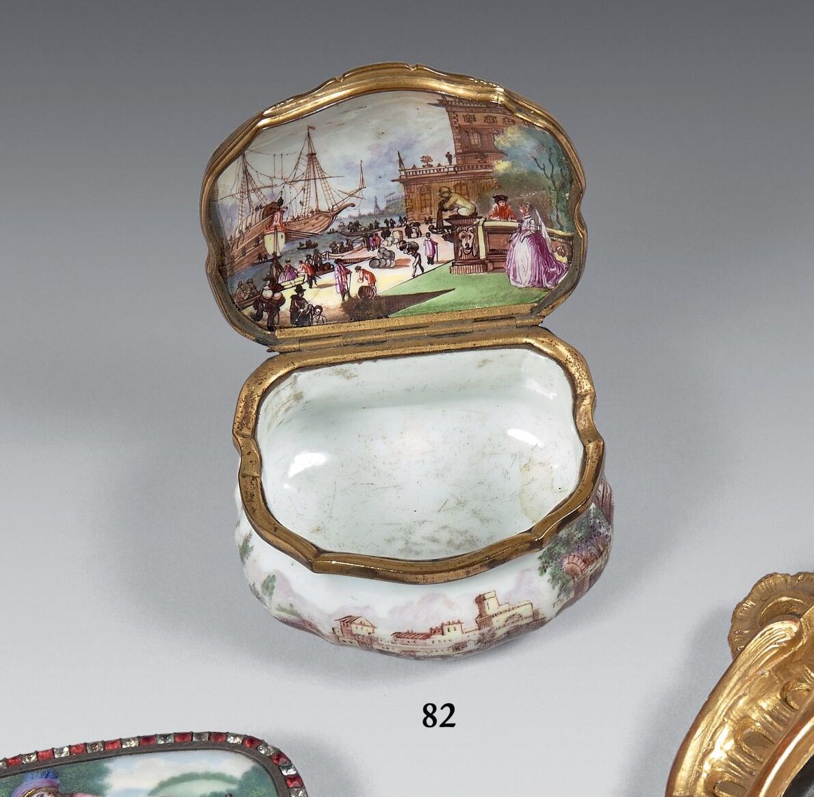 Null 瓷质鼻烟壶，装饰有港口场景。庞培恩框架。
萨克森州，18世纪。
(裂缝).