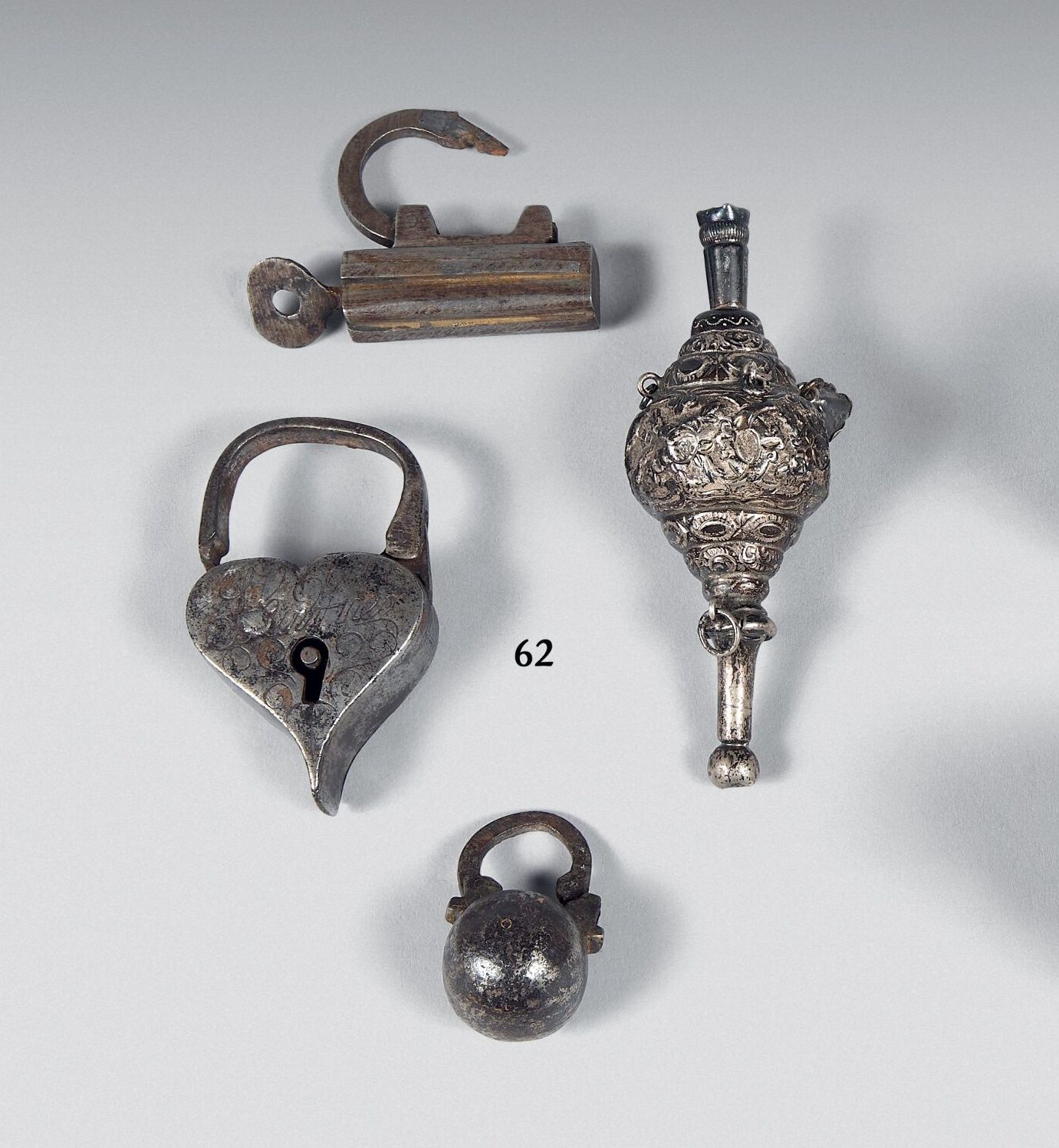 Null 银哨子拨浪鼓和三个小挂锁，一个是球的形状，另一个是心的形状。
18和19世纪。