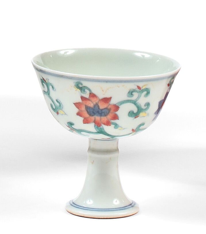 Null 中国 
白瓷小碗，座上有多色的 "斗彩 "花纹装饰。底座下有 "Apocryphal "标记。 
 高7,8厘米。直径7,8厘米