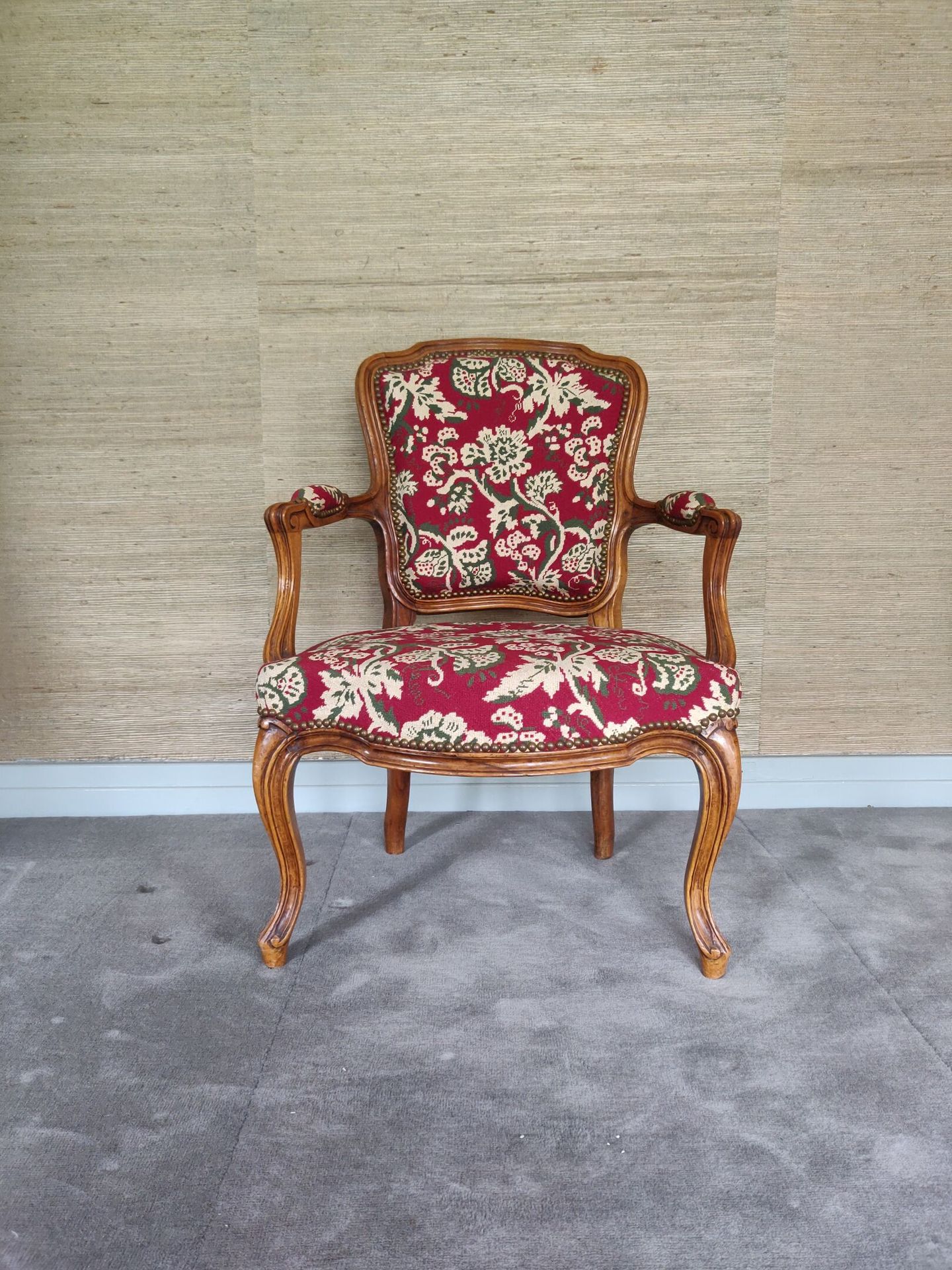 Null 蜂窝状椅背的扶手椅，采用模制榉木。
路易十五风格。 
挂毯在小点上。
高度：84厘米 
宽度：62厘米 
深度：50厘米