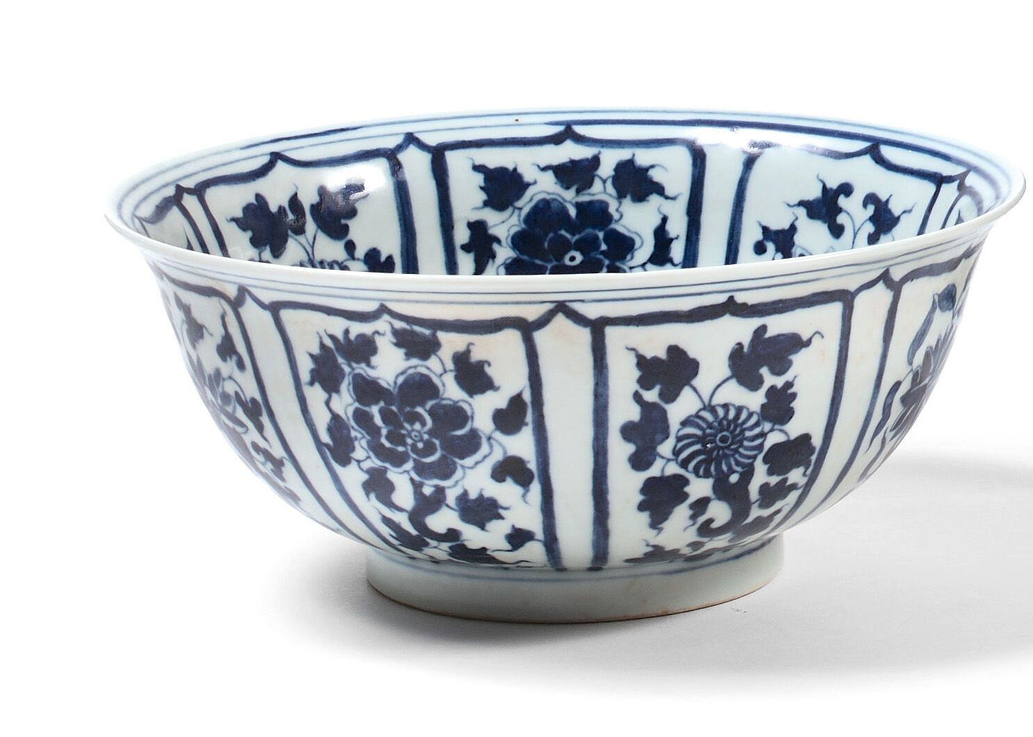 Null CHINA 
Große blau und weiß glasierte Porzellanschale mit Blumendekor in Kar&hellip;