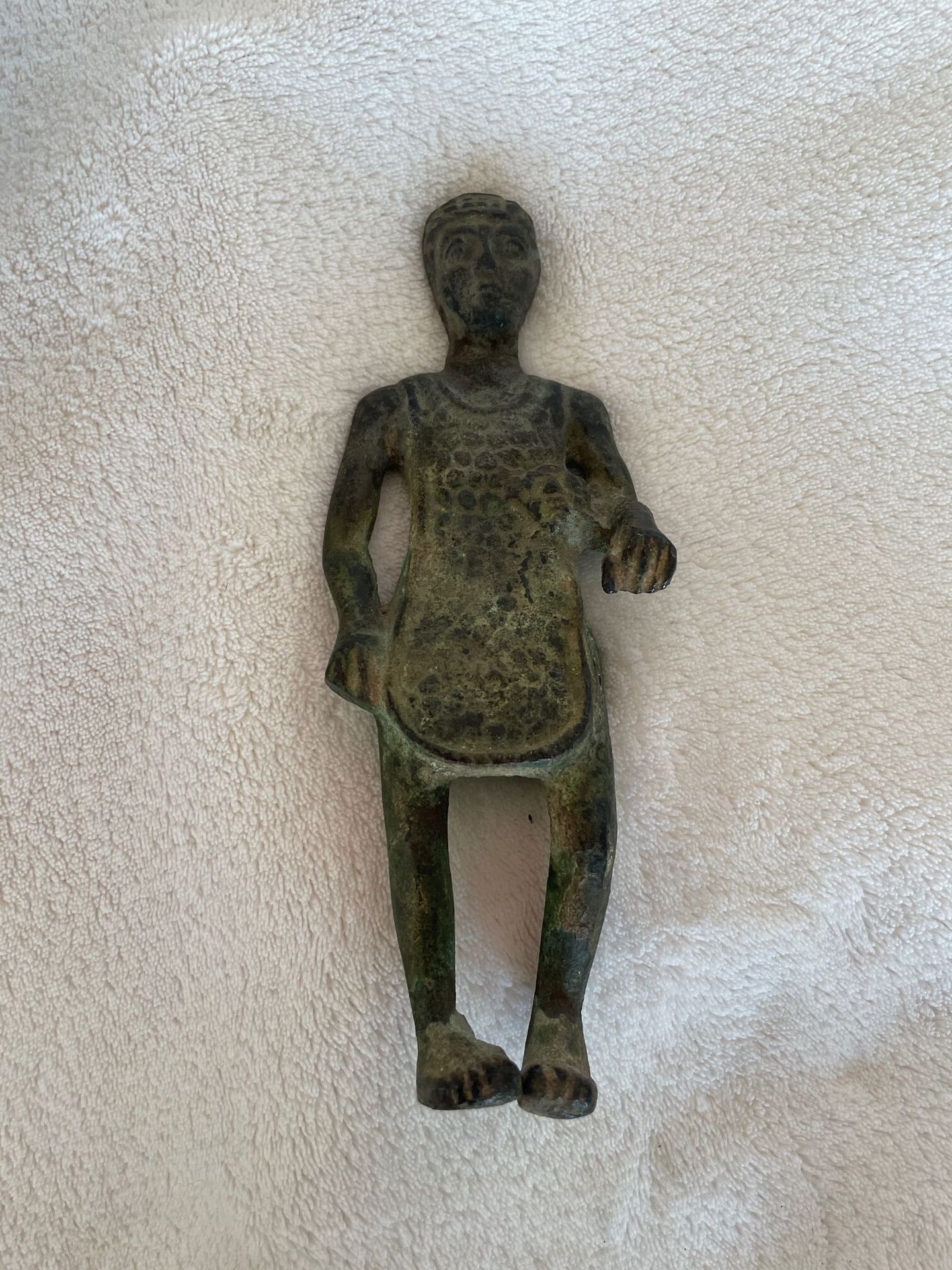 Null 拍品：一个带头饰的黑木裸体女人雕像，一个带头饰的男人雕像，携带一个符号，非洲风格，以及一个罗马人的小铜像，古董风格。