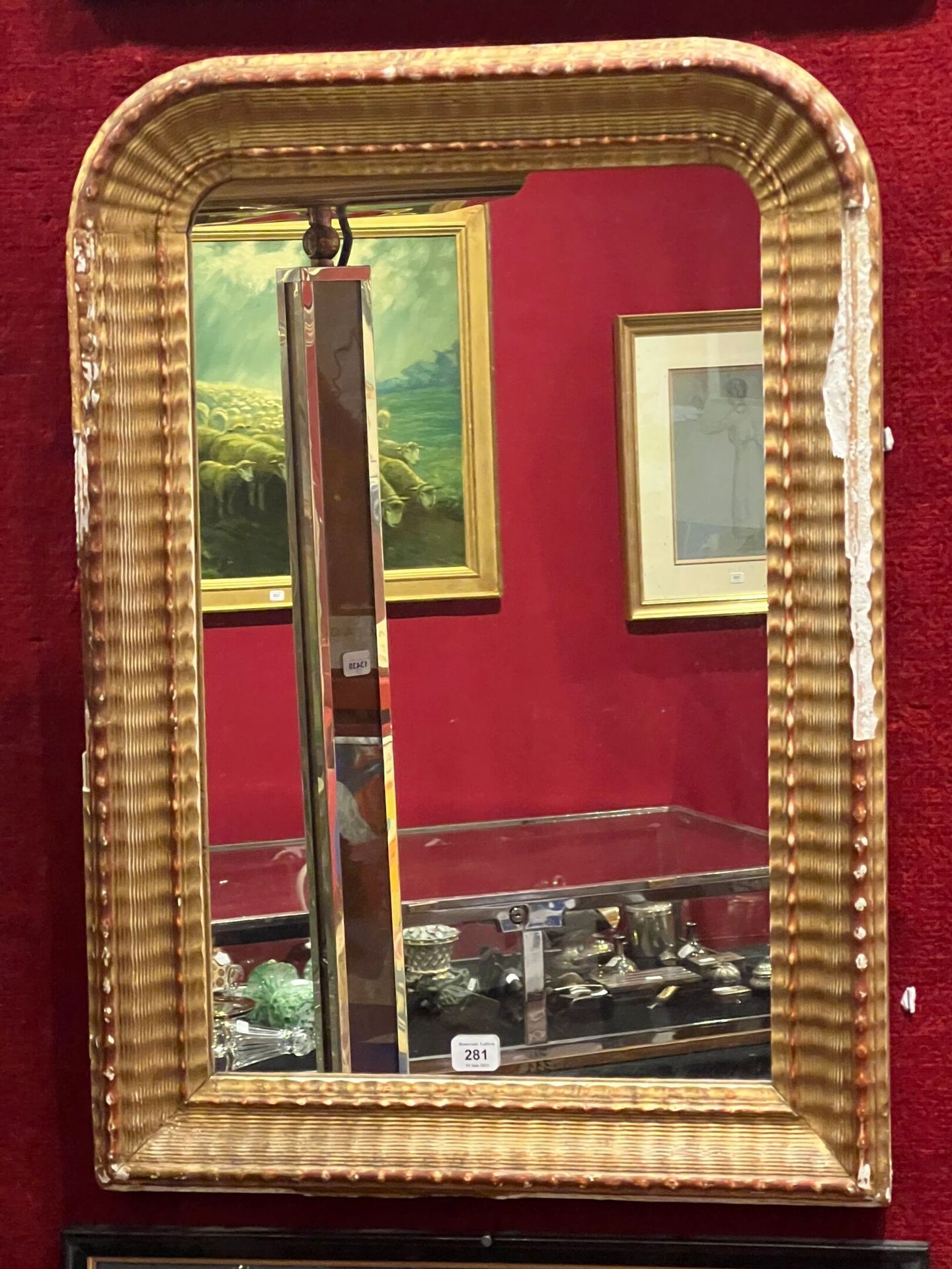 Null Espejo pequeño con marco dorado.
53,5 x 38 cm 
(Accidentes)