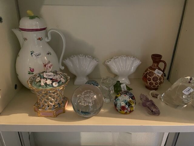Null 一批瓷器：一对小的郁金香壶，有盖的肉汤，一个陶杯，一个维也纳壶，两个小花瓶，一个有浮雕花朵装饰的罐子和一批现代水晶制品：兔子，海狸，硫磺，河马，鸟和球&hellip;