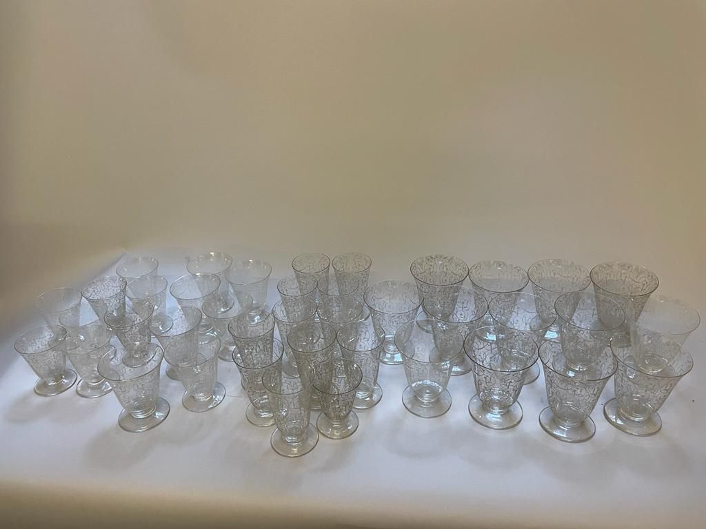 Null 巴卡拉雕花水晶杯组，米开朗基罗款：13个水杯，11个红葡萄酒杯，7个白葡萄酒杯和9个利口酒杯。