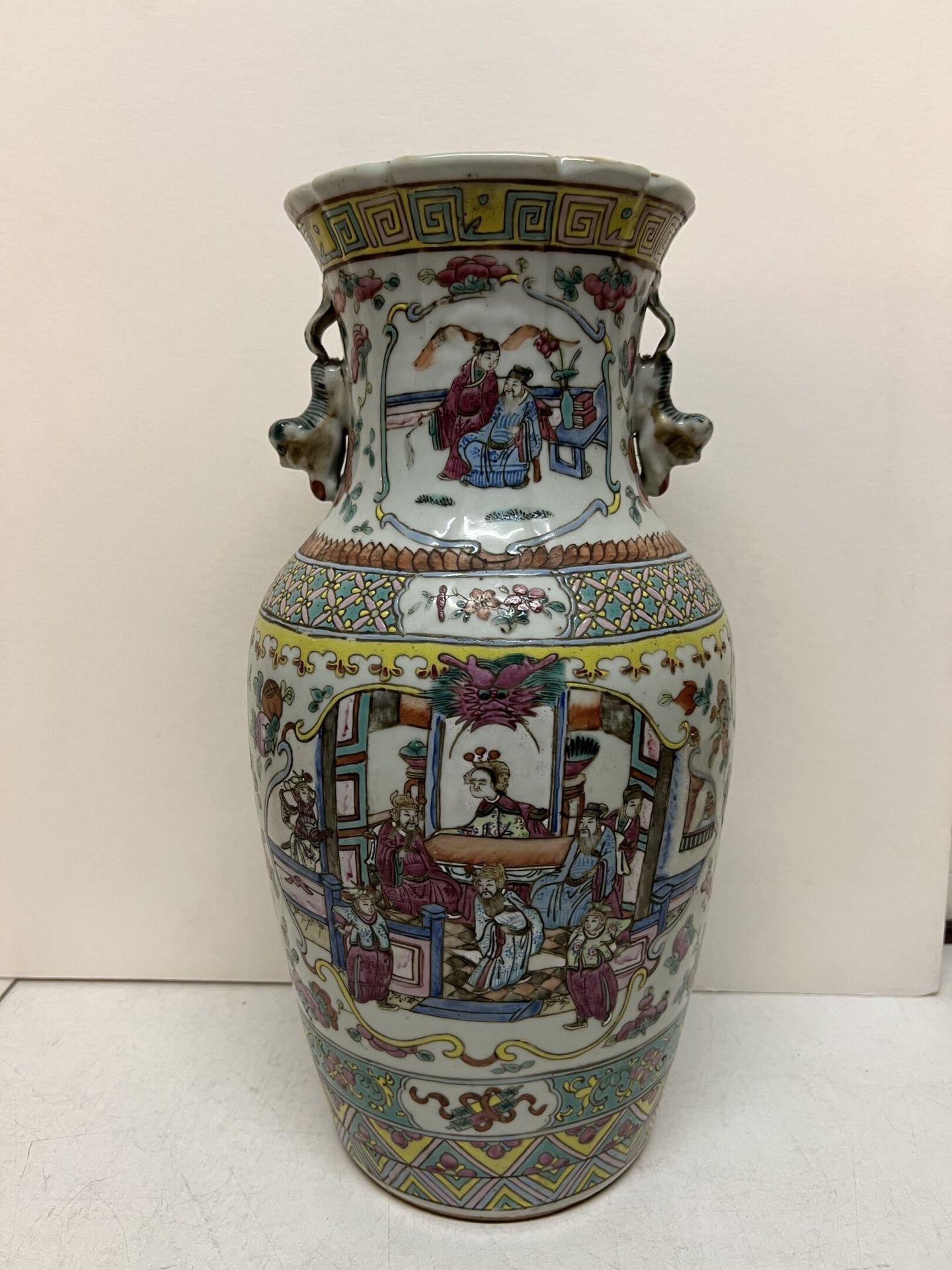Null 中国 19世纪。 
多色珐琅花瓶，呈柱状。颈部模拟打结的织物，装饰有卡图场景。 
(小缺口)。 
高：36.5厘米。