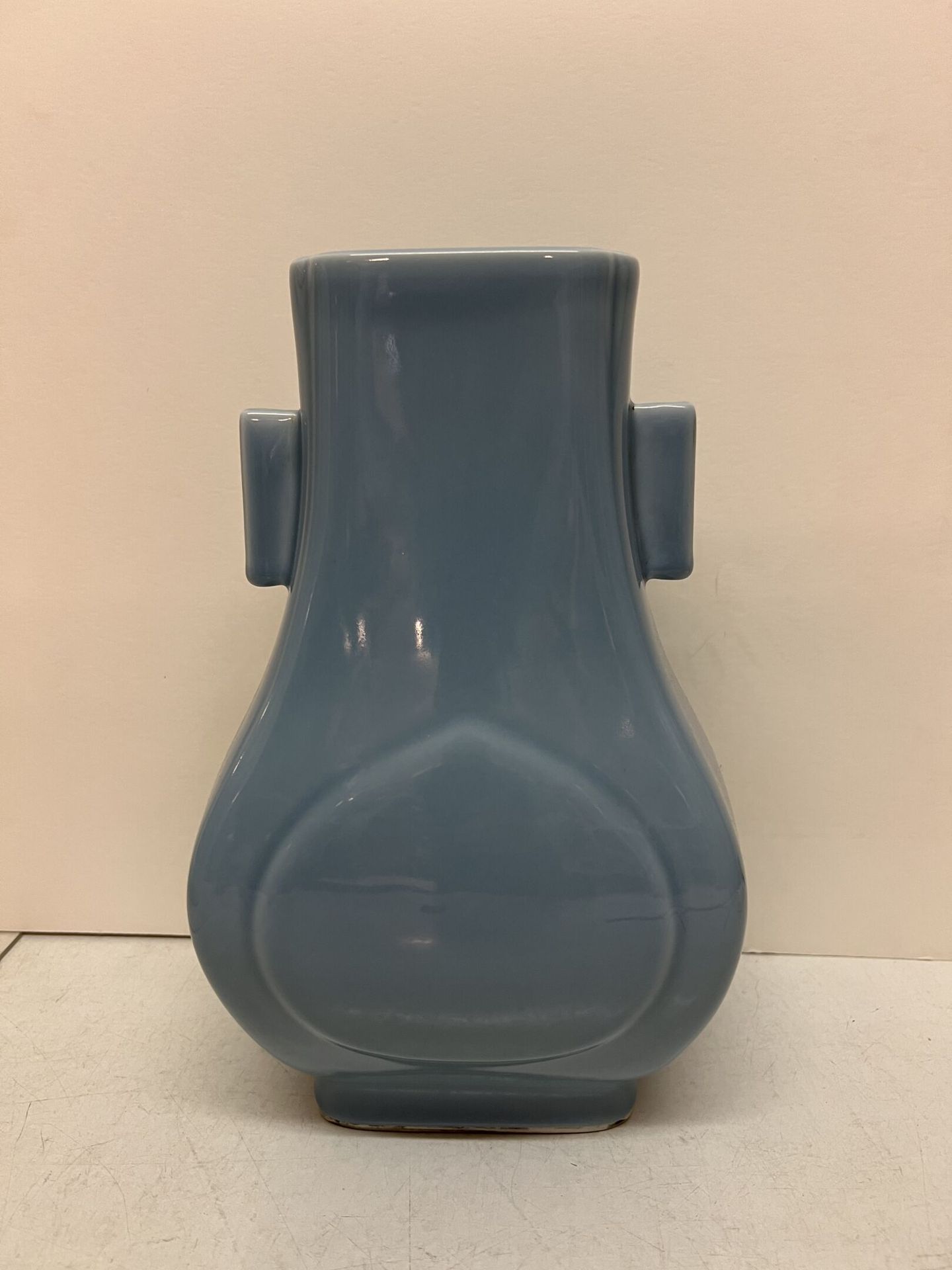 Null Chine XXe siècle
Vase en forme Fanghu en porcelaine bleu. 
H : 30,5 cm.