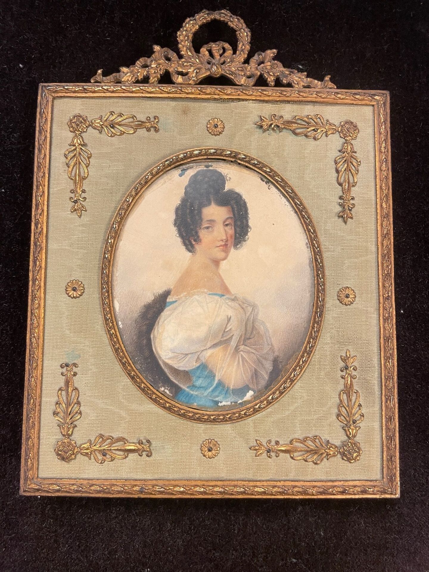 Null Ecole française XIXe
Portrait de femme en buste de trois-quarts à la robe b&hellip;