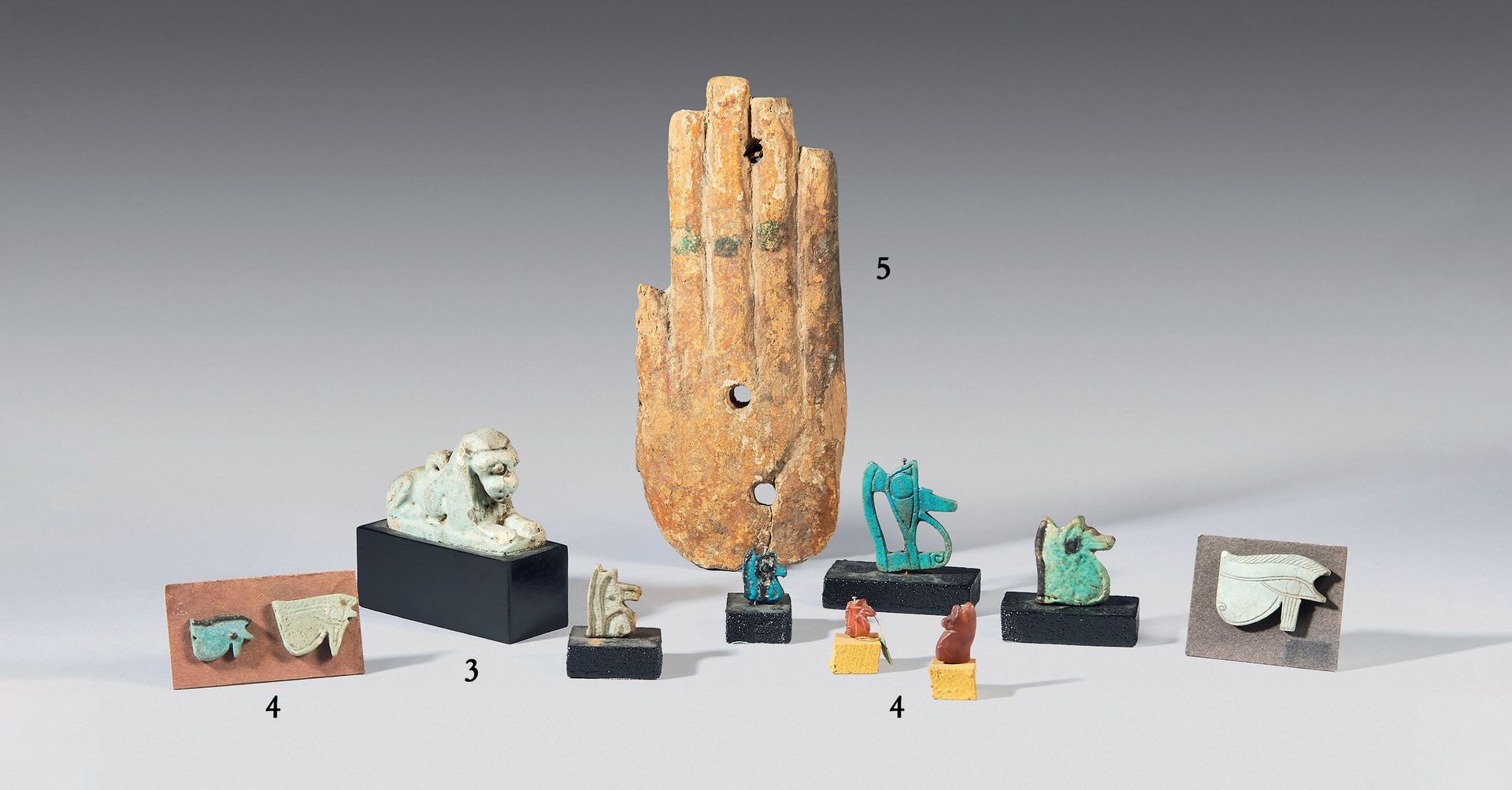 Null 来自埃及石棺的木质和颜料的右手。
埃及，晚期。
长度：17厘米