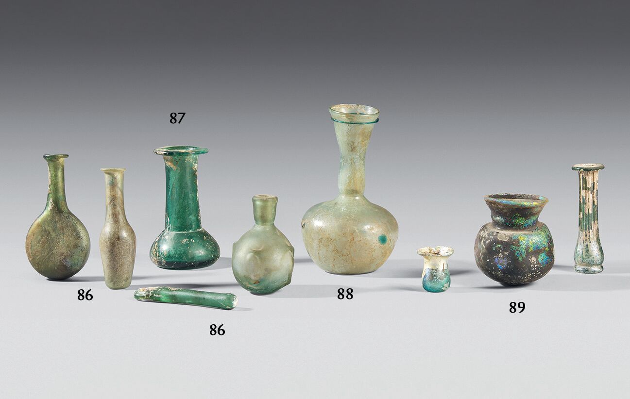 Null 玻璃瓶，有高高的喇叭形颈部，装饰有蓝色的丝线。 
晚期罗马艺术。 
高度：13厘米。