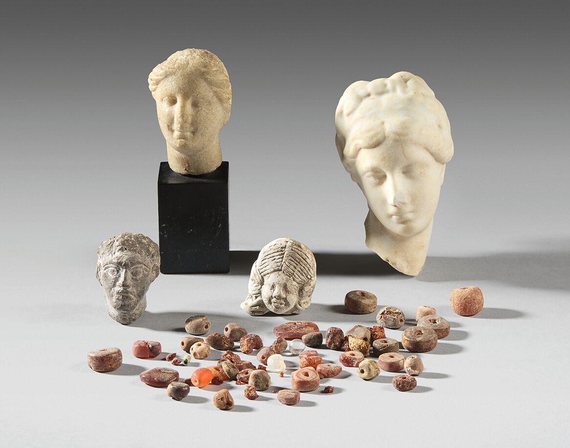 Null 拍品由两个女性头像、一个男性头像和一个维纳斯的头像组成。 
大理石、石头、白陶土和大理石粉。 
罗马艺术和古董之后。 
附有很多古董琥珀珠子。