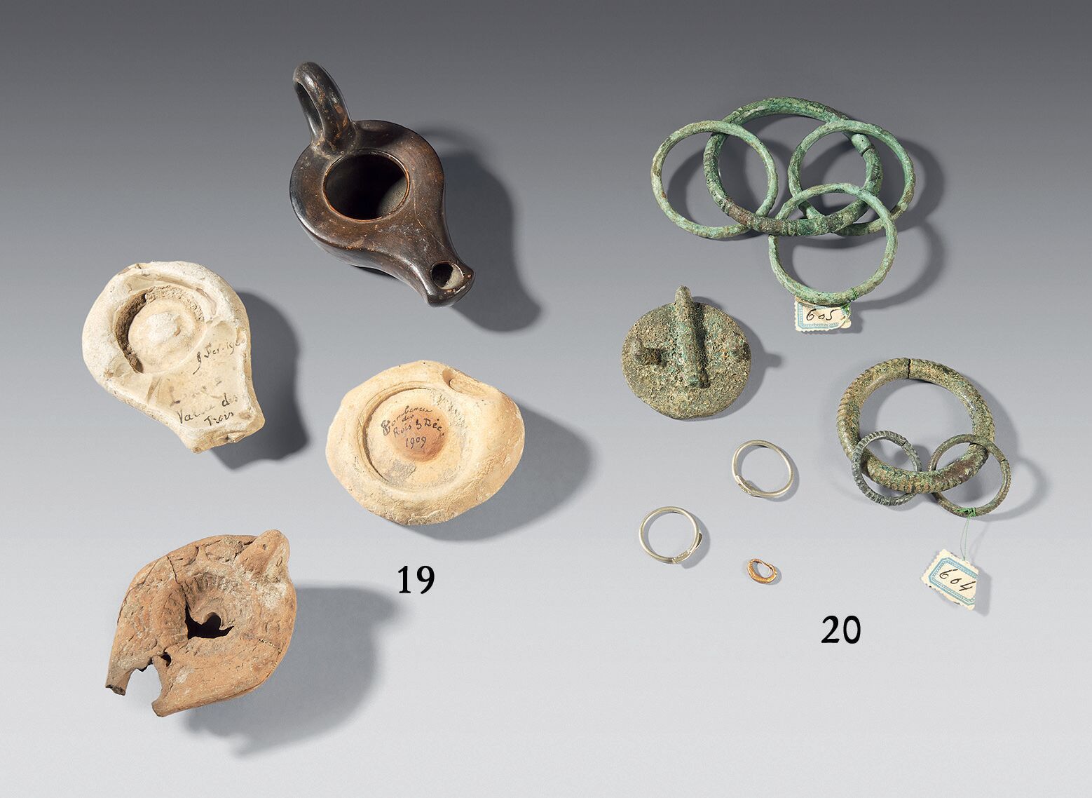 Null 两个陶器油灯（状况不佳），以及两个刻有 "国王谷 "的陶器。 
罗马和希腊化时期。
尺寸：8至11厘米