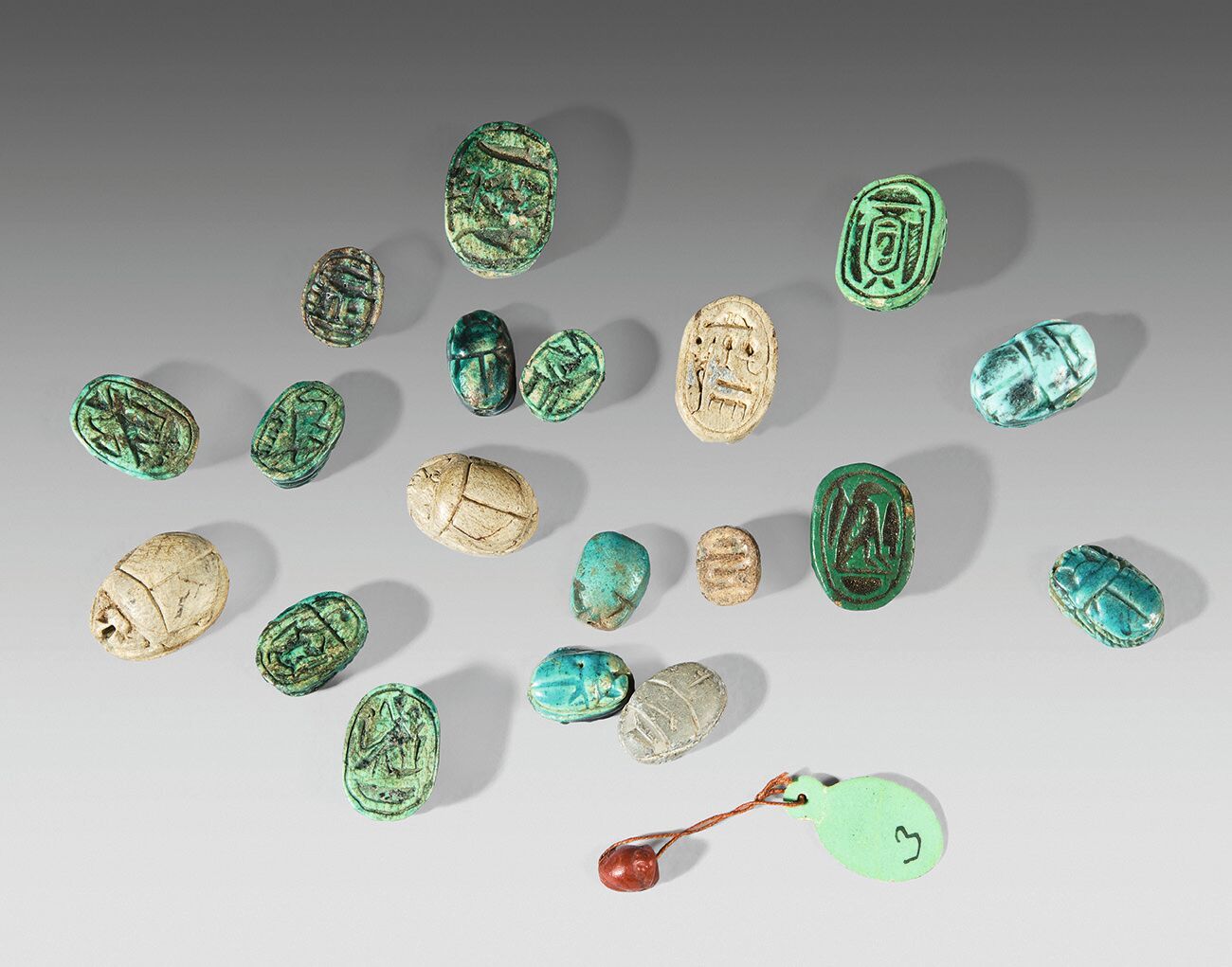 Null 十九只甲虫和一只青蛙
皂石、陶器和红碧玉。
埃及，部分来自古代时期。