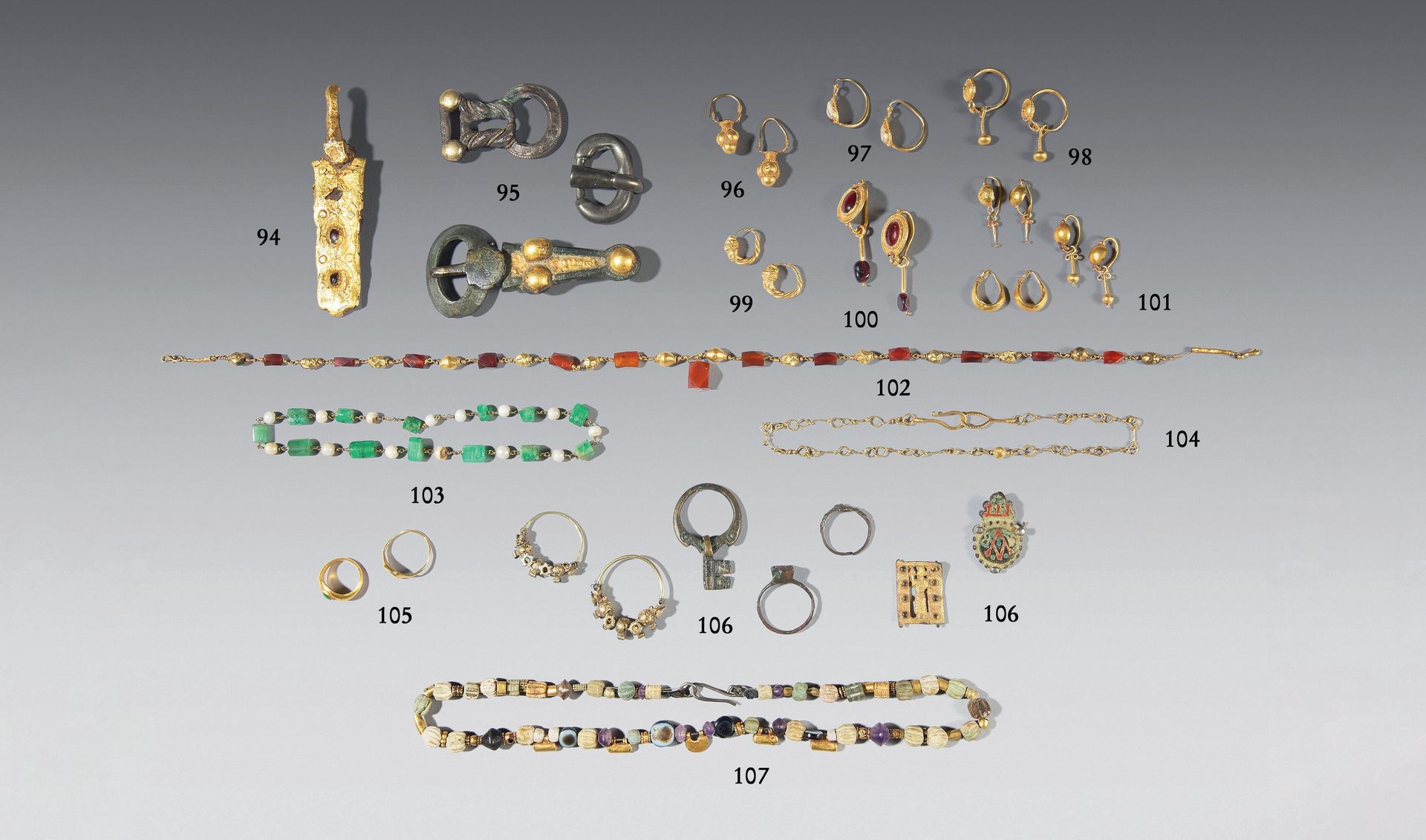 Null 一对梨形凸圆形耳环。 
金和玛瑙。罗马时期。 
现代印记。高度：1,8厘米。