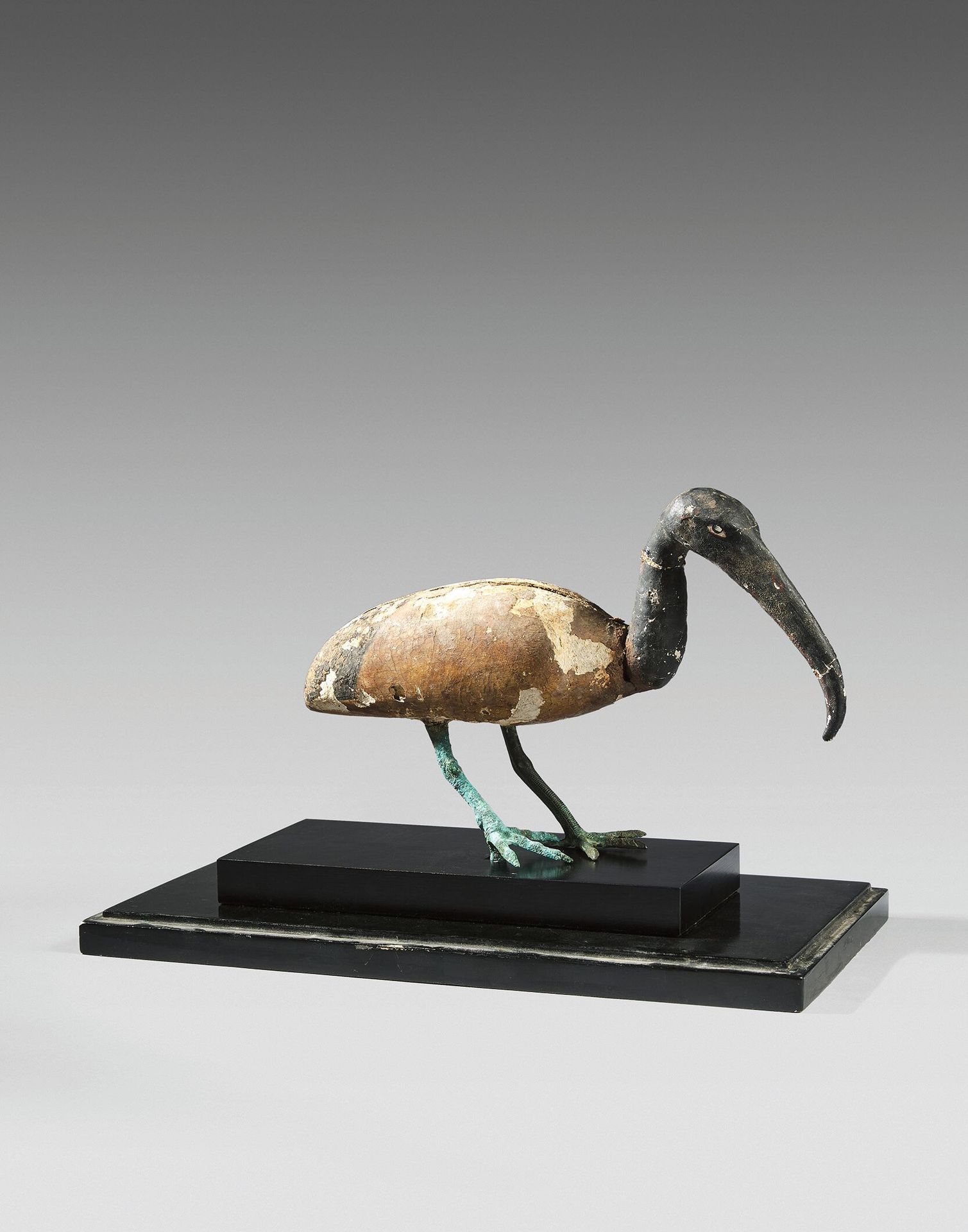 Null Statuette représentant un ibis.
Bois, lin stuqué et bronze. 
Restaurations &hellip;