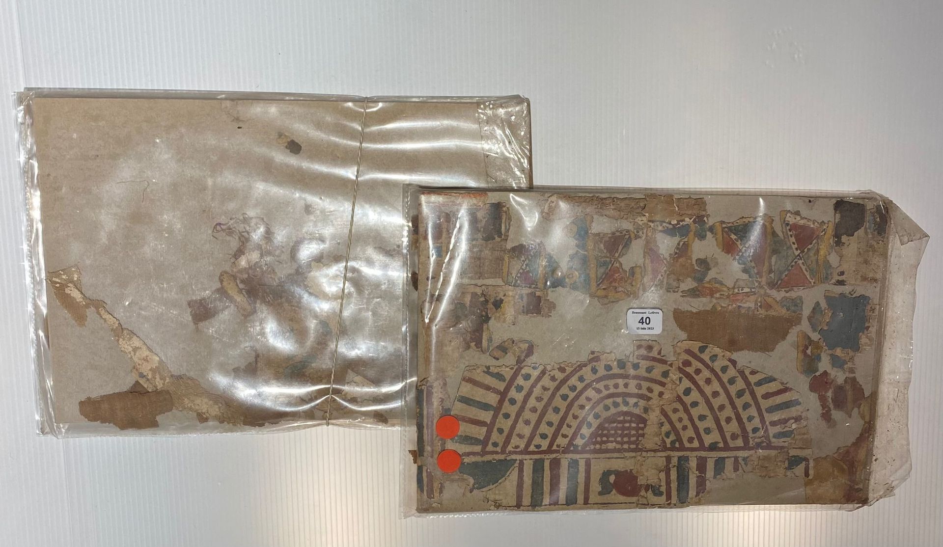 Null 一批粉刷的亚麻布碎片，包括一条Ousekh项链。 
埃及，晚期。