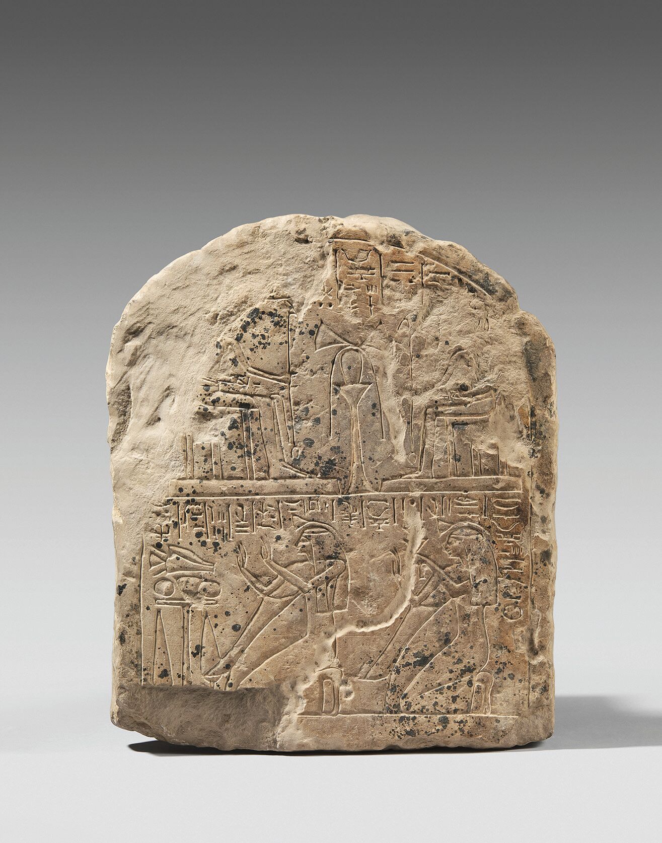 Null Stèle cintrée en calcaire représentant une chanteuse d'Amon et une chanteus&hellip;
