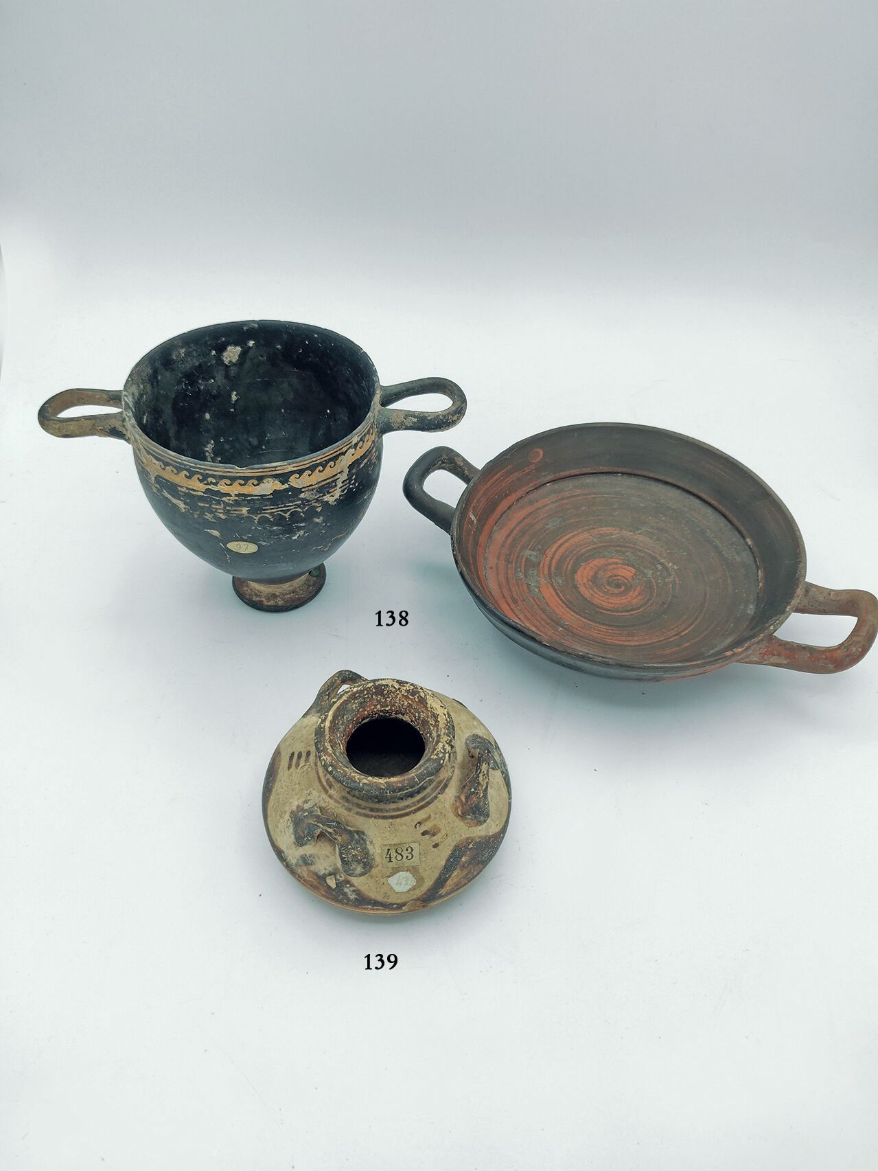 Null Linsenförmige Vase mit geometrischem Dekor und drei kleinen Henkeln.
Mykeni&hellip;