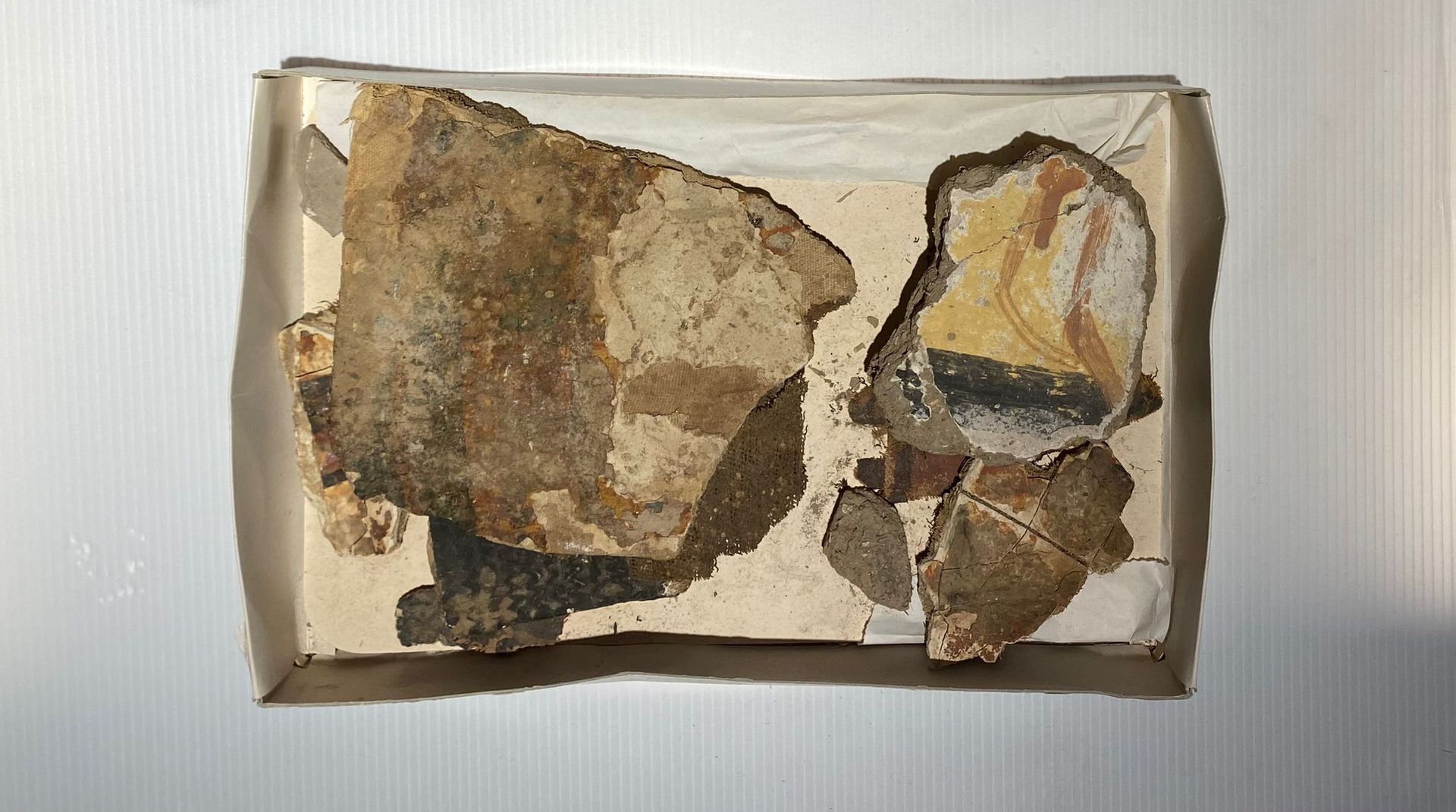 Null Lot composed of fragments of frescoes and polychrome stuccoed linen. 
Egypt&hellip;