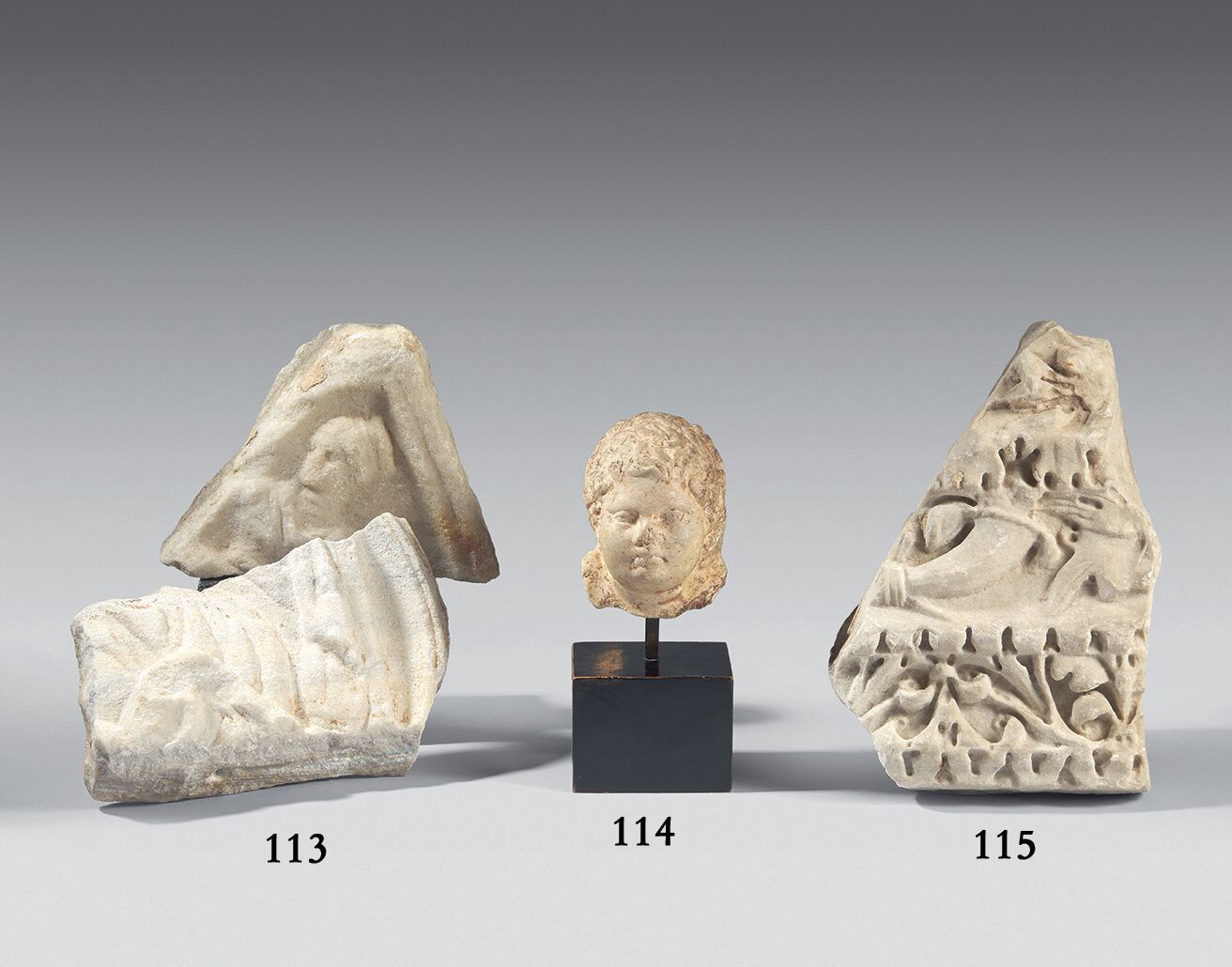 Null Lot composé de deux fragments de reliefs représentant un buste acéphale de &hellip;