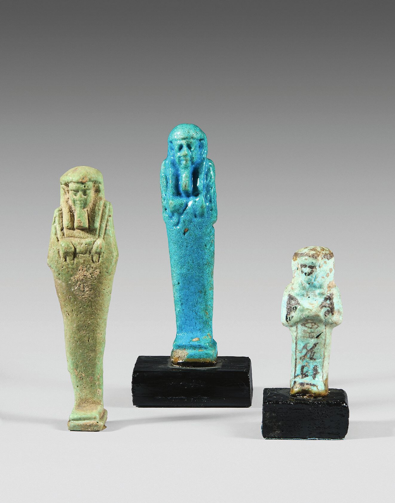 Null 拍品由三个木乃伊形的乌切巴蒂组成，其中两个刻在后柱上，第三个刻在正面。
蓝色和绿色的陶器。 
保存得非常好。
埃及，第三中间时期和晚期。 
高度：10&hellip;