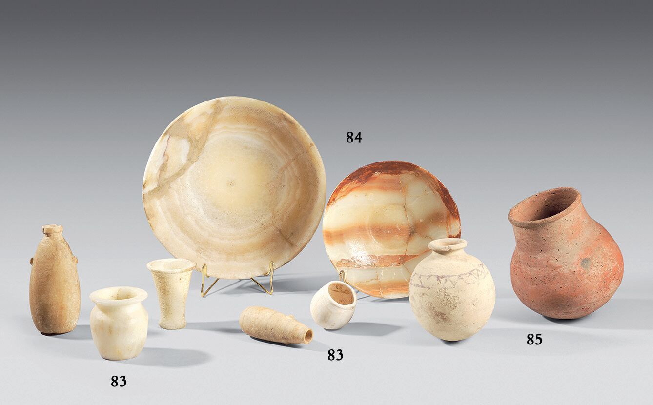 Null 陶器中的两个花瓶和11个砝码的拍卖。 
(有缺口。) 
附有一盏油灯。 
埃及，不同时期。