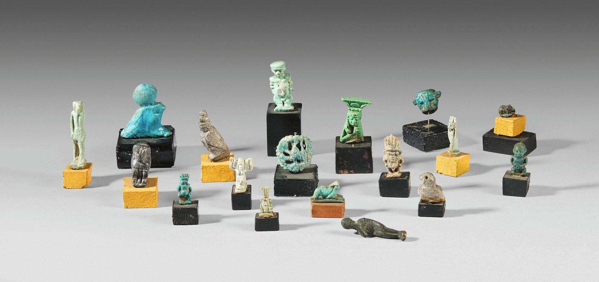 Null Dieciséis amuletos que representan a los dioses Horus, Psah Pateque, Bes, I&hellip;