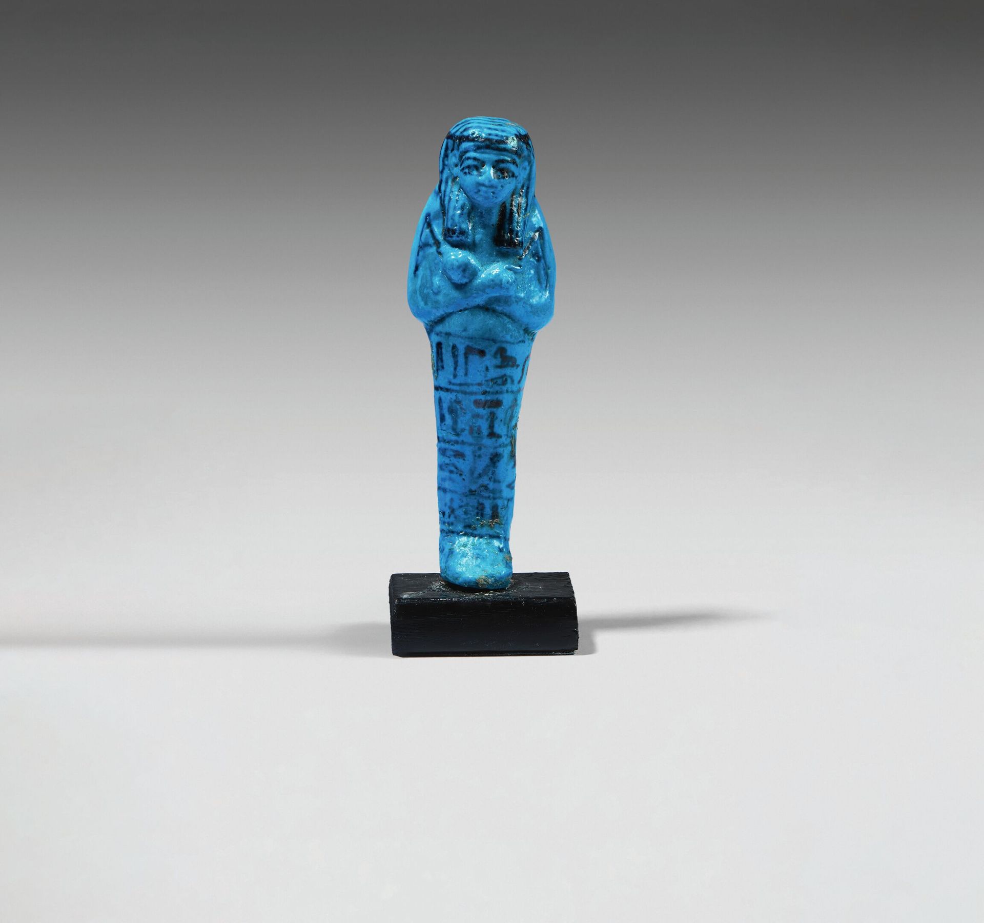 Null 绘有铭文的木乃伊式乌切巴蒂，亮蓝色陶器，四层。 
埃及，Deir el Bahari，第21王朝。
背面：19世纪的钢笔铭文和数字3。
高度：12,2&hellip;