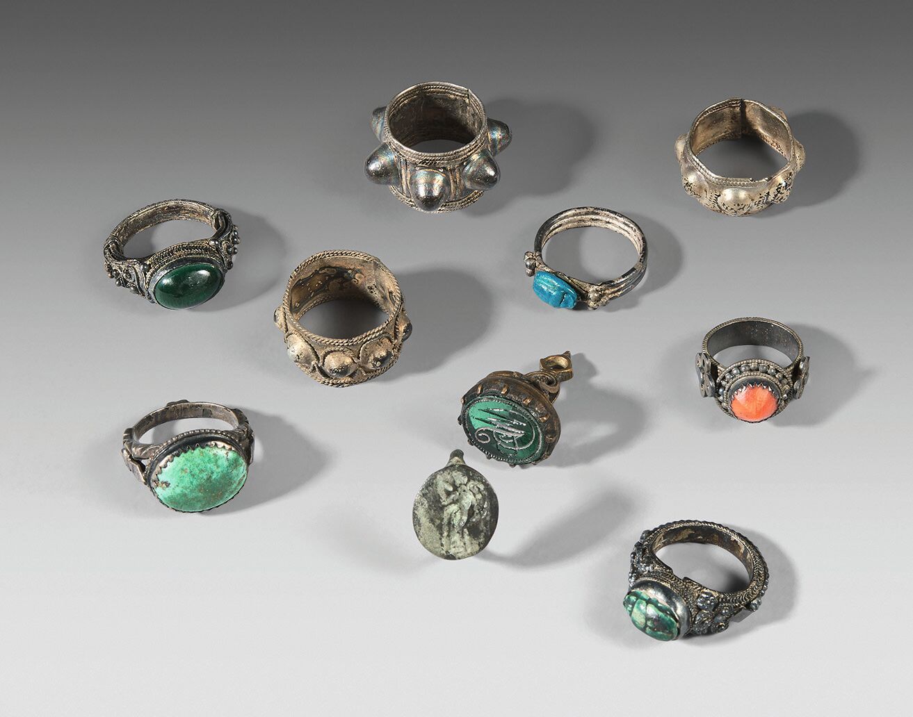 Null 九个金属戒指，带有各种凸圆形宝石和一个玻璃印章，包括一个公元前4世纪的希腊戒指。
其余的是19世纪的。